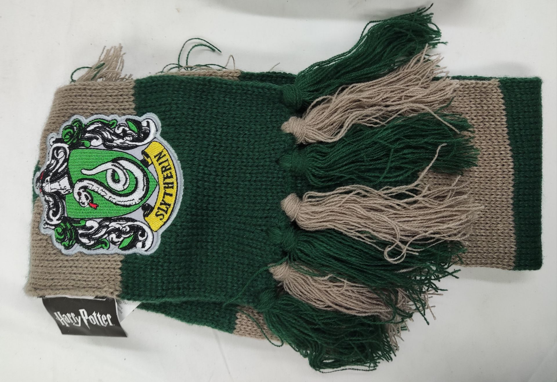 1 x HARRY POTTER Slytherin Scarf And Hedwig Drinks Bottle - Original RRP £40.00 - Image 2 of 6