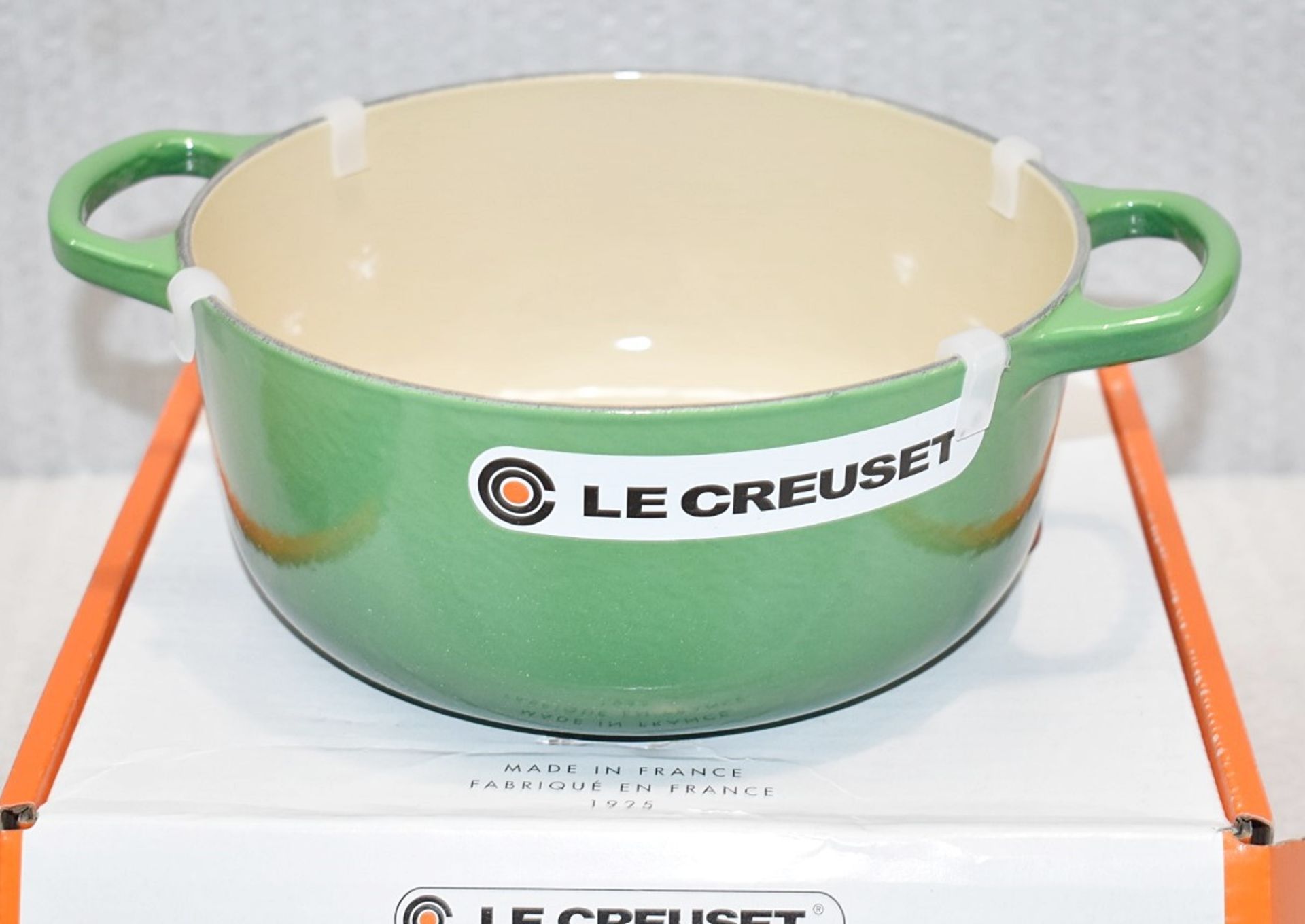 1 x LE CREUSET Enamelled Cast Iron Round Casserole Dish in Bamboo Green (20cm) - RRP £215.00 - Image 4 of 16