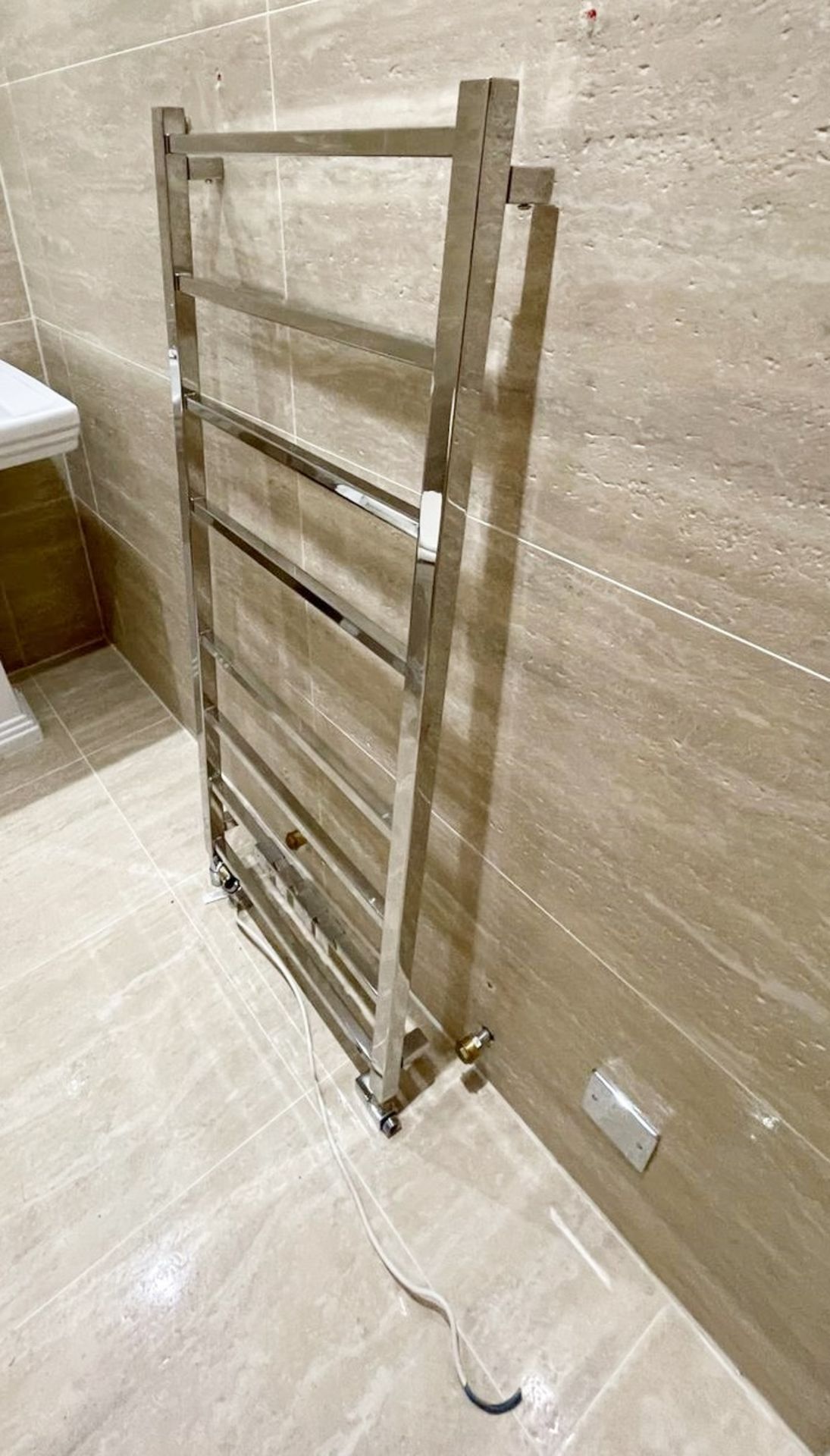 1 x Premium Towel Radiator in Chrome - Ref: FRNT/BD - CL896 - NO VAT ON THE HAMMER - Location: - Image 2 of 3