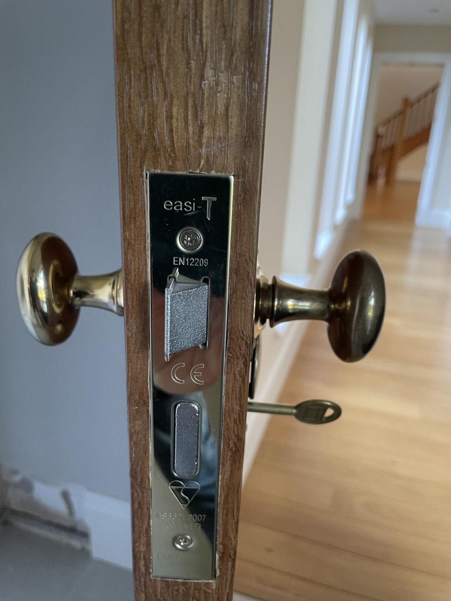 1 x Solid Oak Wooden Lockable Internal Door - Ref: PAN201 / INHLWY - CL896 - NO VAT - Image 4 of 10