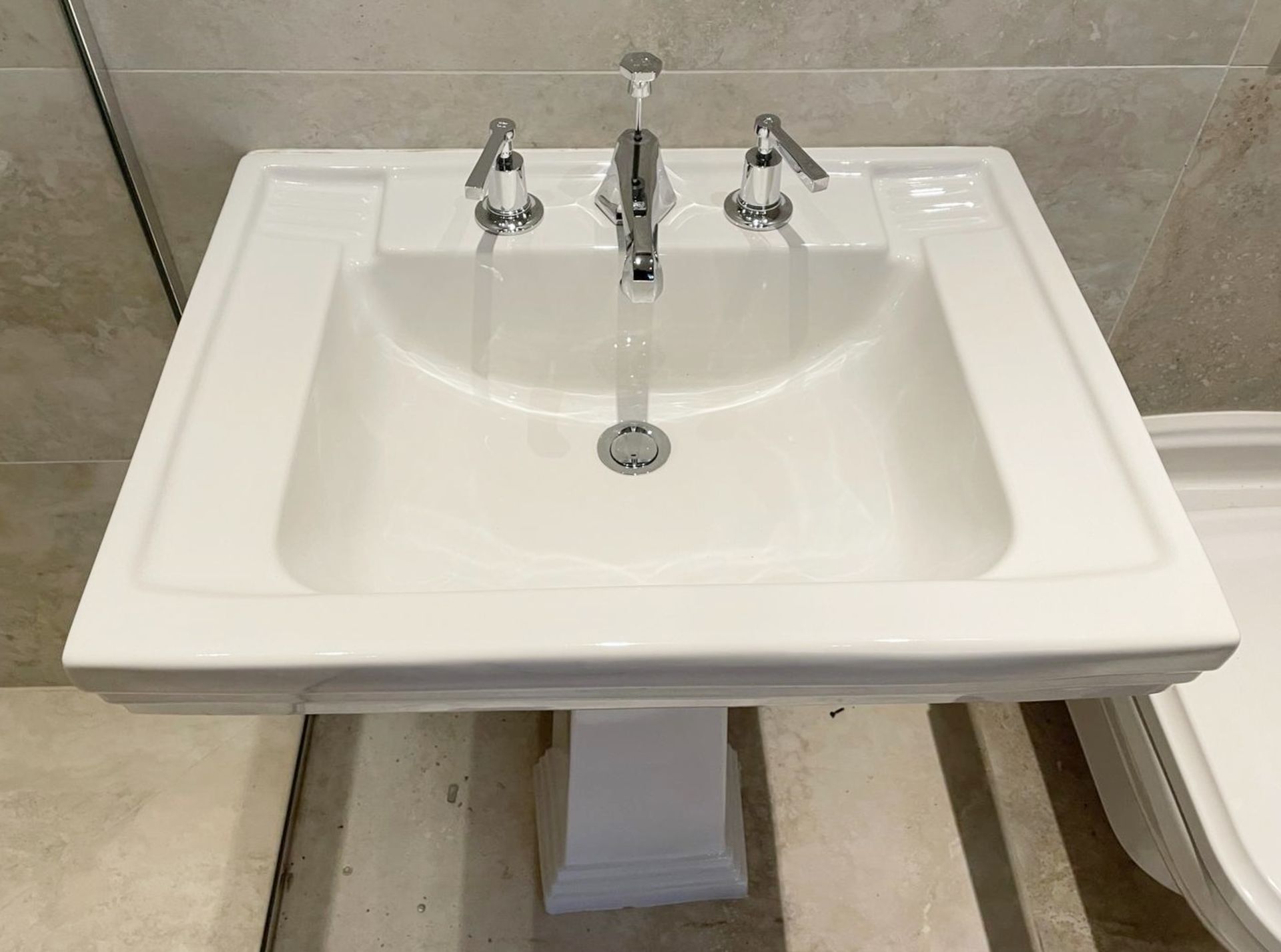 1 x Traditional Style Ceramic Sink and Pedestal - Ref: FBD/R-LNG - CL896 - NO VAT ON THE HAMMER - - Image 3 of 7