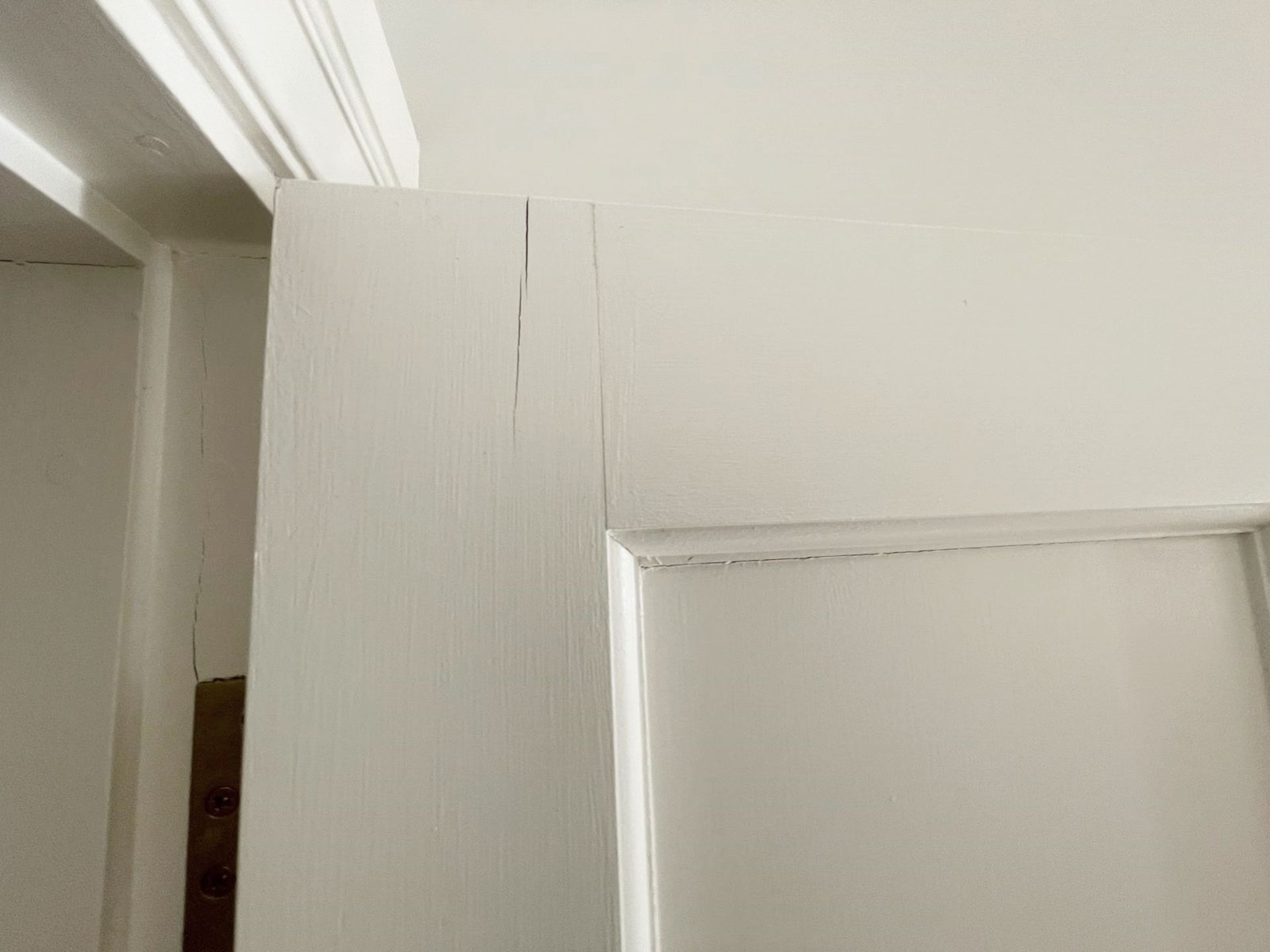 1 x Solid Wood Lockable Painted Internal Bathroom Door in White - Includes Handles and Hinges - Ref: - Image 12 of 17