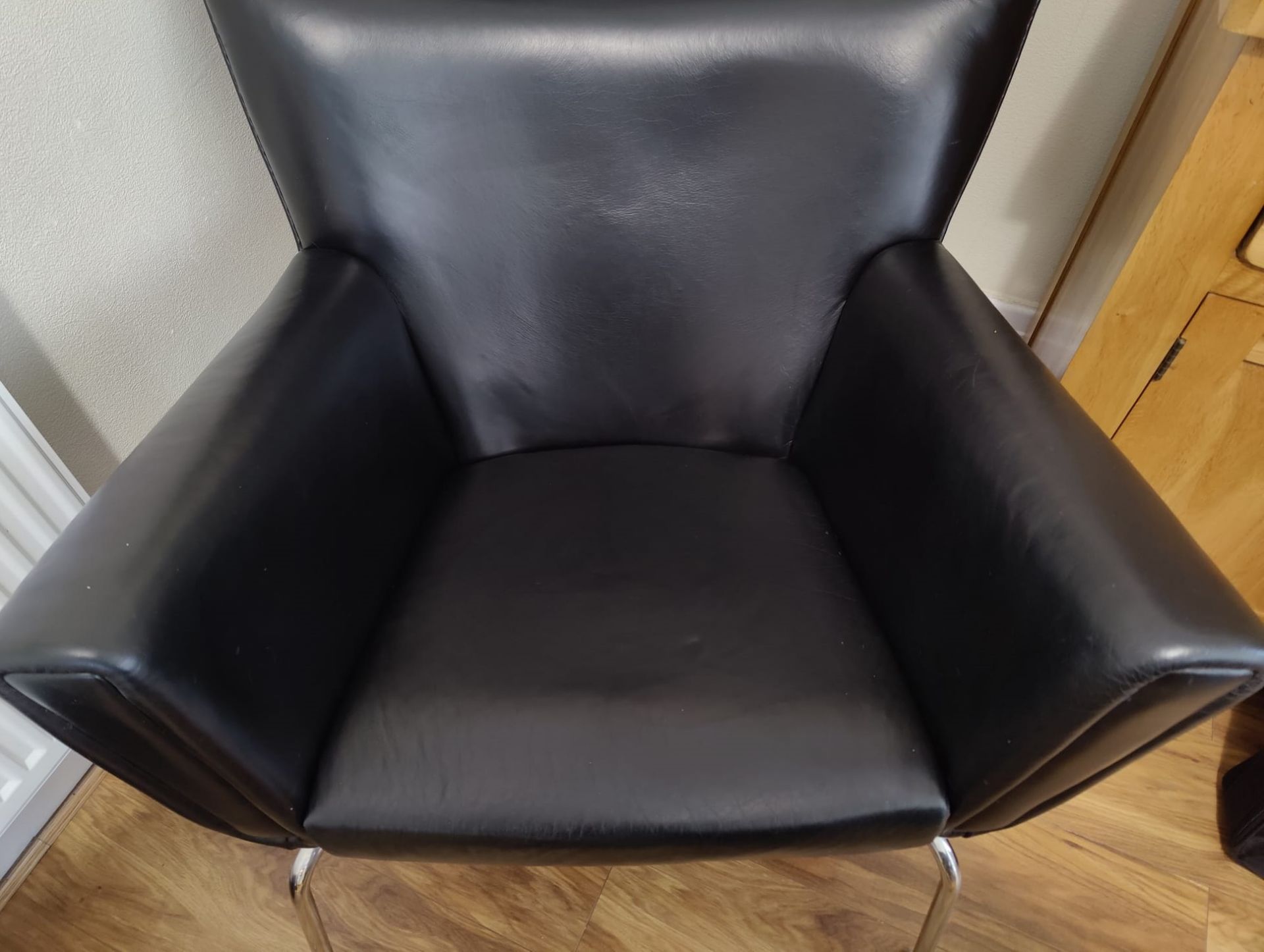 1 x Hans Wegner Inspired Wing Arm Chair - Genuine Black Leather Upholstery - Image 2 of 11
