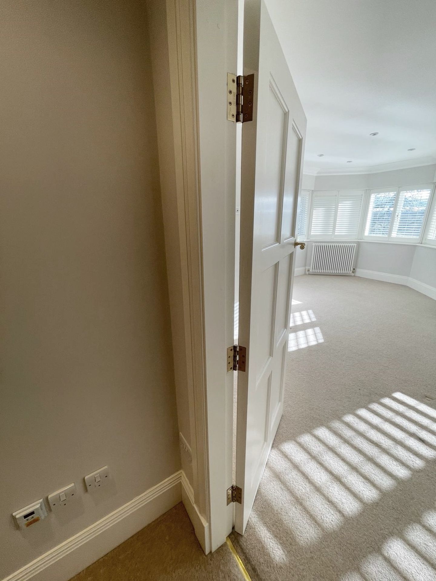1 x Solid Wood Lockable Painted  Internal Door in White - Includes Handles and Hinges - Image 10 of 10