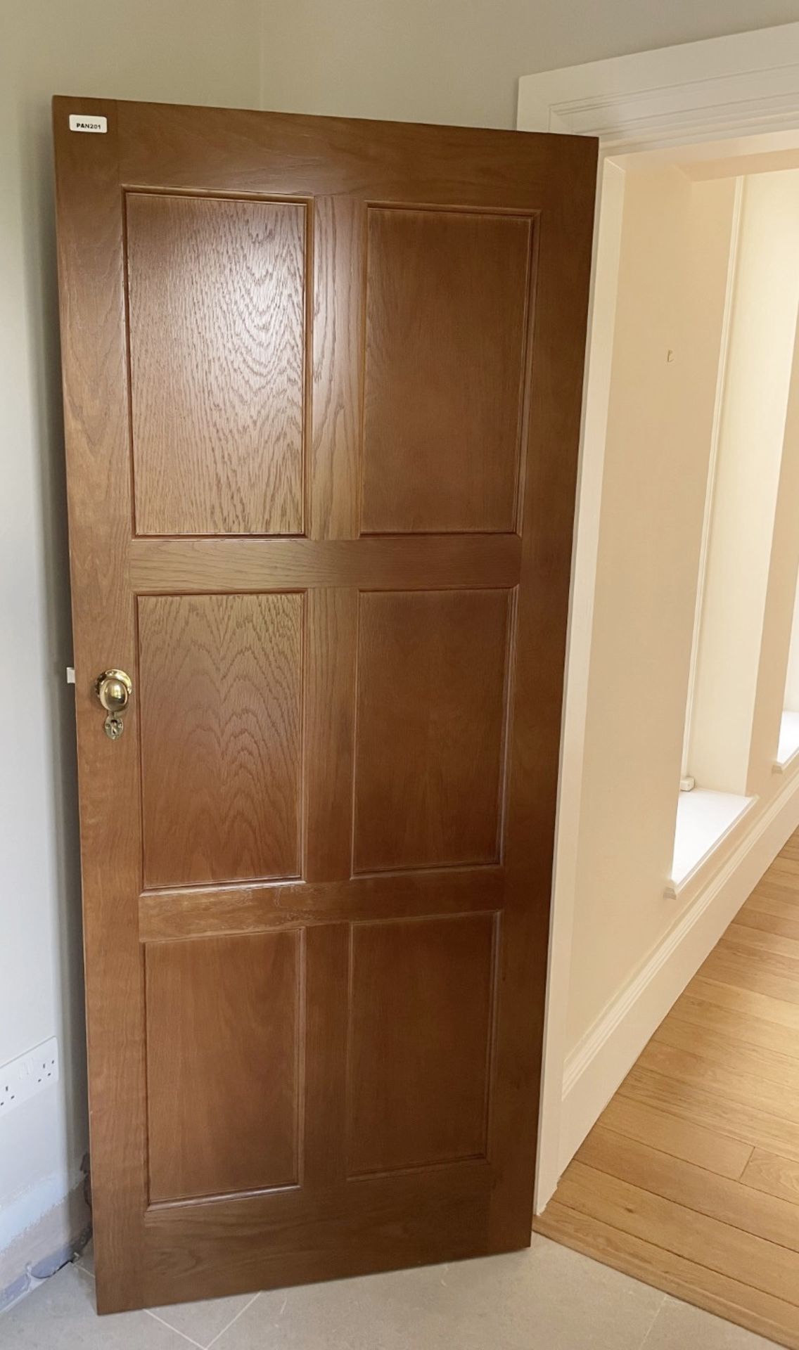 1 x Solid Oak Wooden Lockable Internal Door - Ref: PAN201 / INHLWY - CL896 - NO VAT - Image 2 of 10