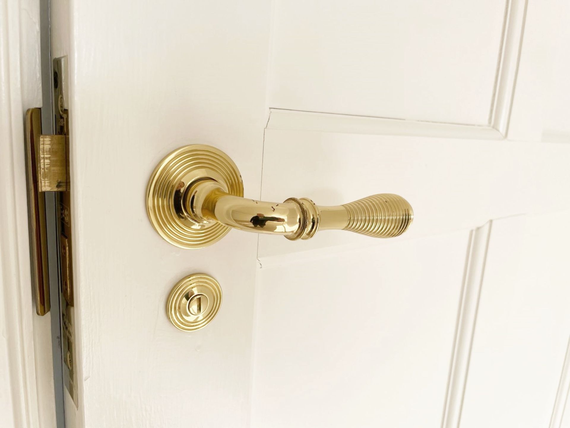 1 x Solid Wood Lockable Painted Internal Bathroom Door in White - Includes Handles and Hinges - Ref: - Image 6 of 17