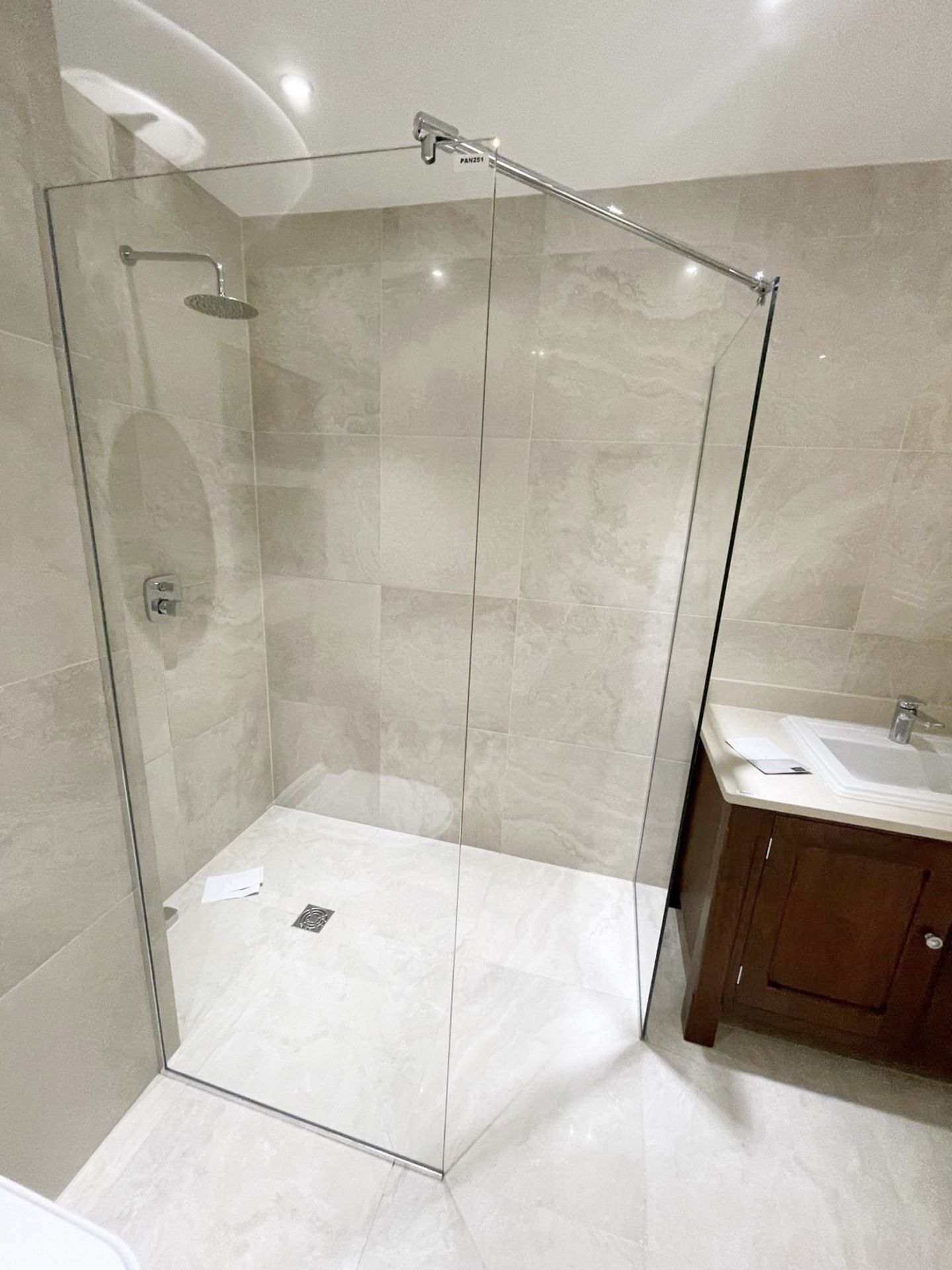 1 x Premium Shower and Enclosure + hansgrohe Controls and Thermostat - Ref: PAN251 / Bed2bth - CL896 - Image 4 of 15