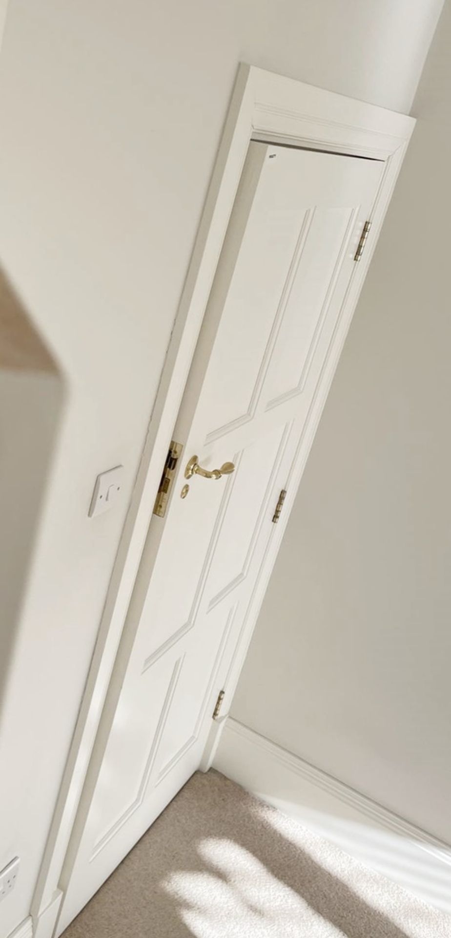 1 x Solid Wood Lockable Painted Internal Bathroom Door in White - Includes Handles and Hinges - Ref: - Image 15 of 17