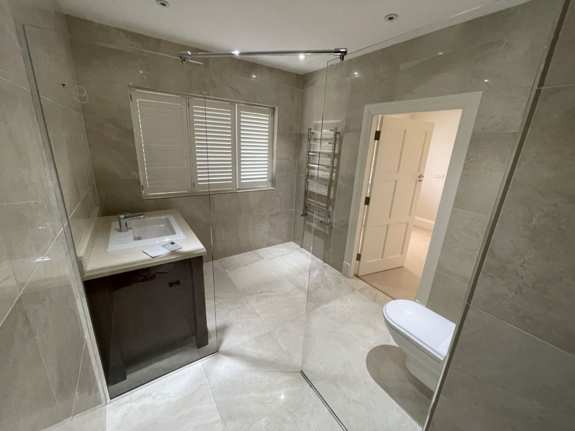 1 x Premium Shower and Enclosure + hansgrohe Controls and Thermostat - Ref: PAN251 / Bed2bth - CL896 - Image 12 of 15