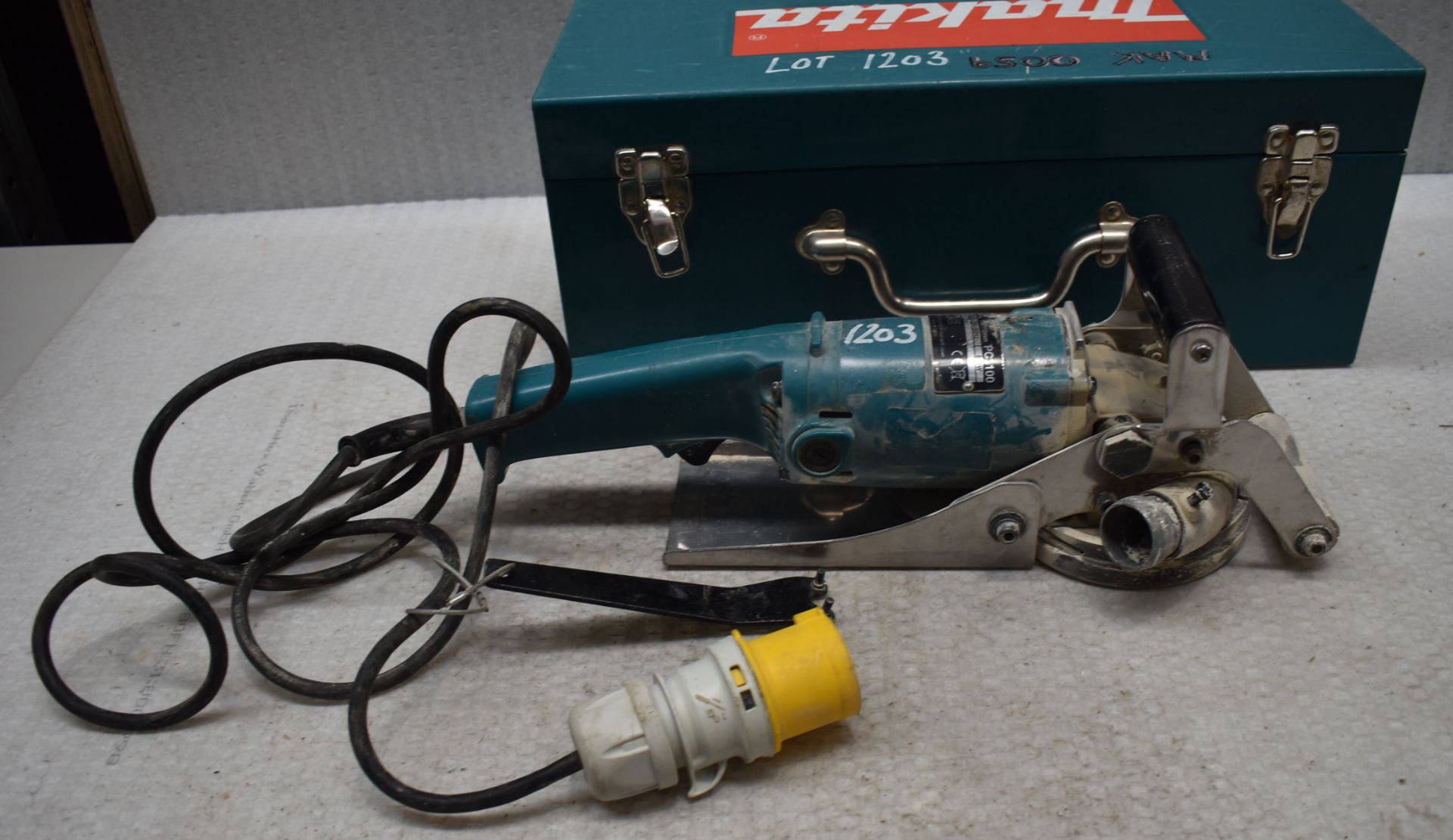 1 x MAKITA PC1100 110V Concrete Planer In Carry Box - Ref: K281 - CL905 - Location: Altrincham WA14<