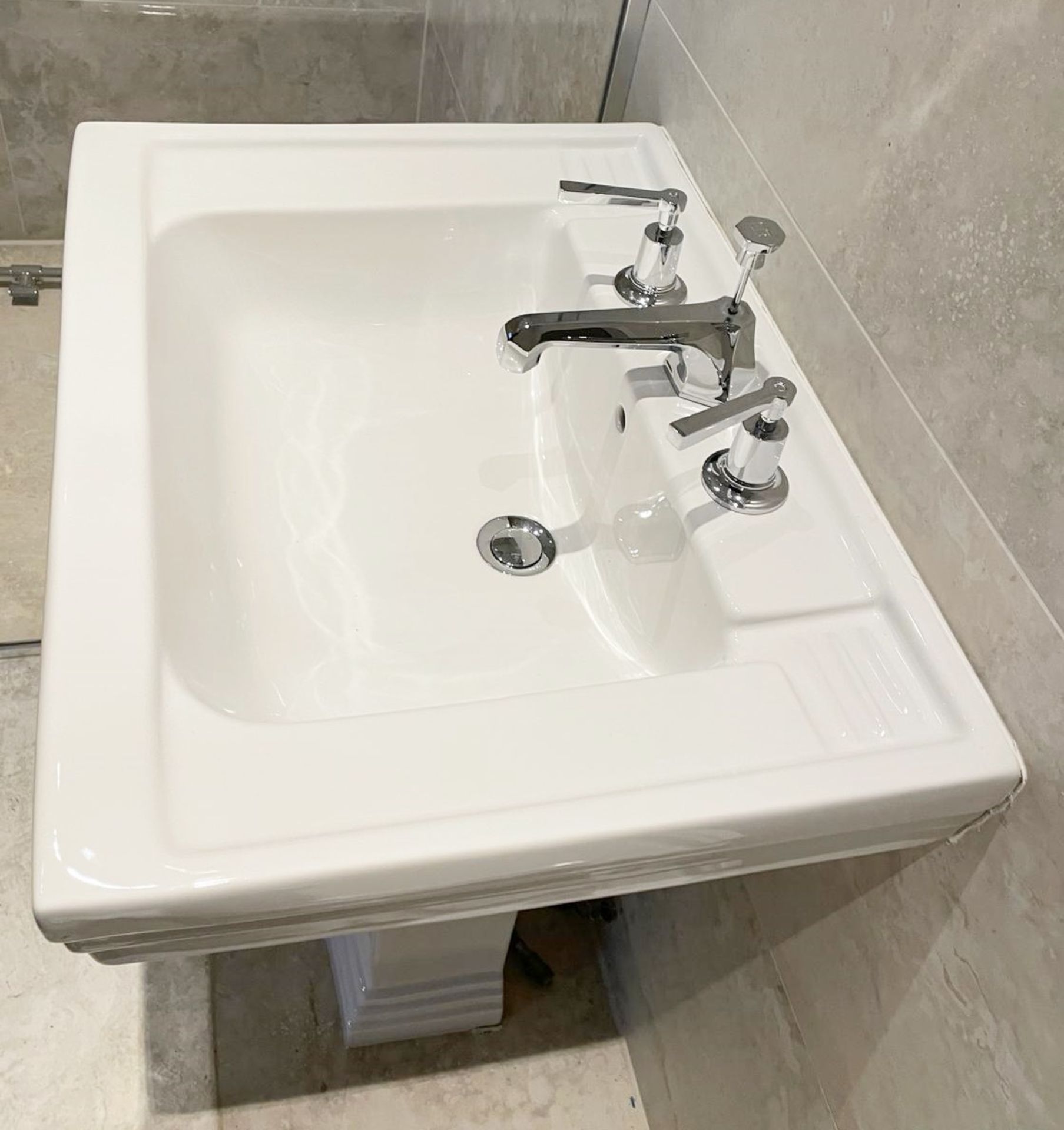 1 x Traditional Style Ceramic Sink and Pedestal - Ref: FBD/R-LNG - CL896 - NO VAT ON THE HAMMER - - Image 2 of 7