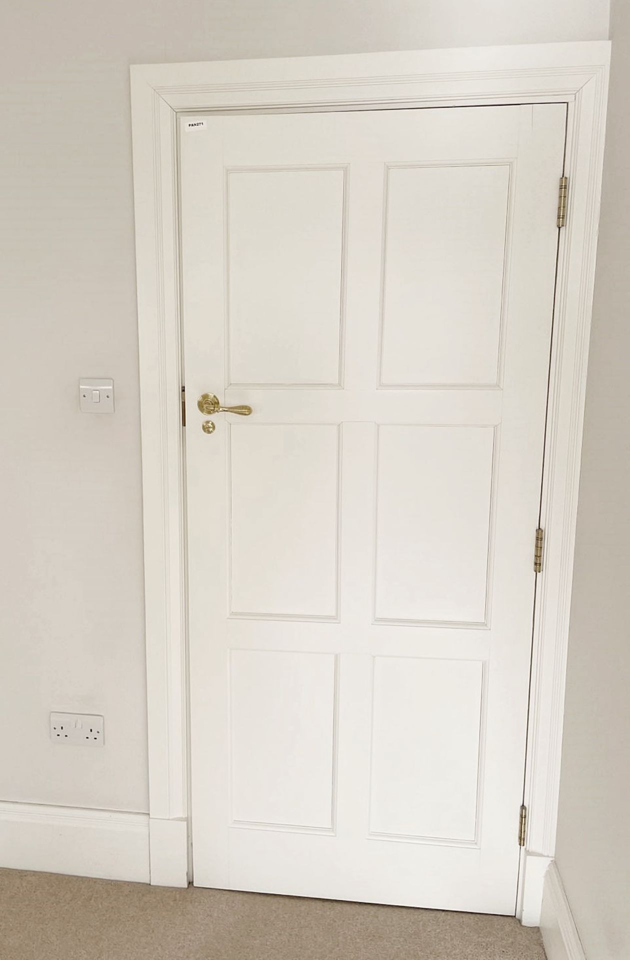 1 x Solid Wood Lockable Painted Internal Bathroom Door in White - Includes Handles and Hinges - Ref: