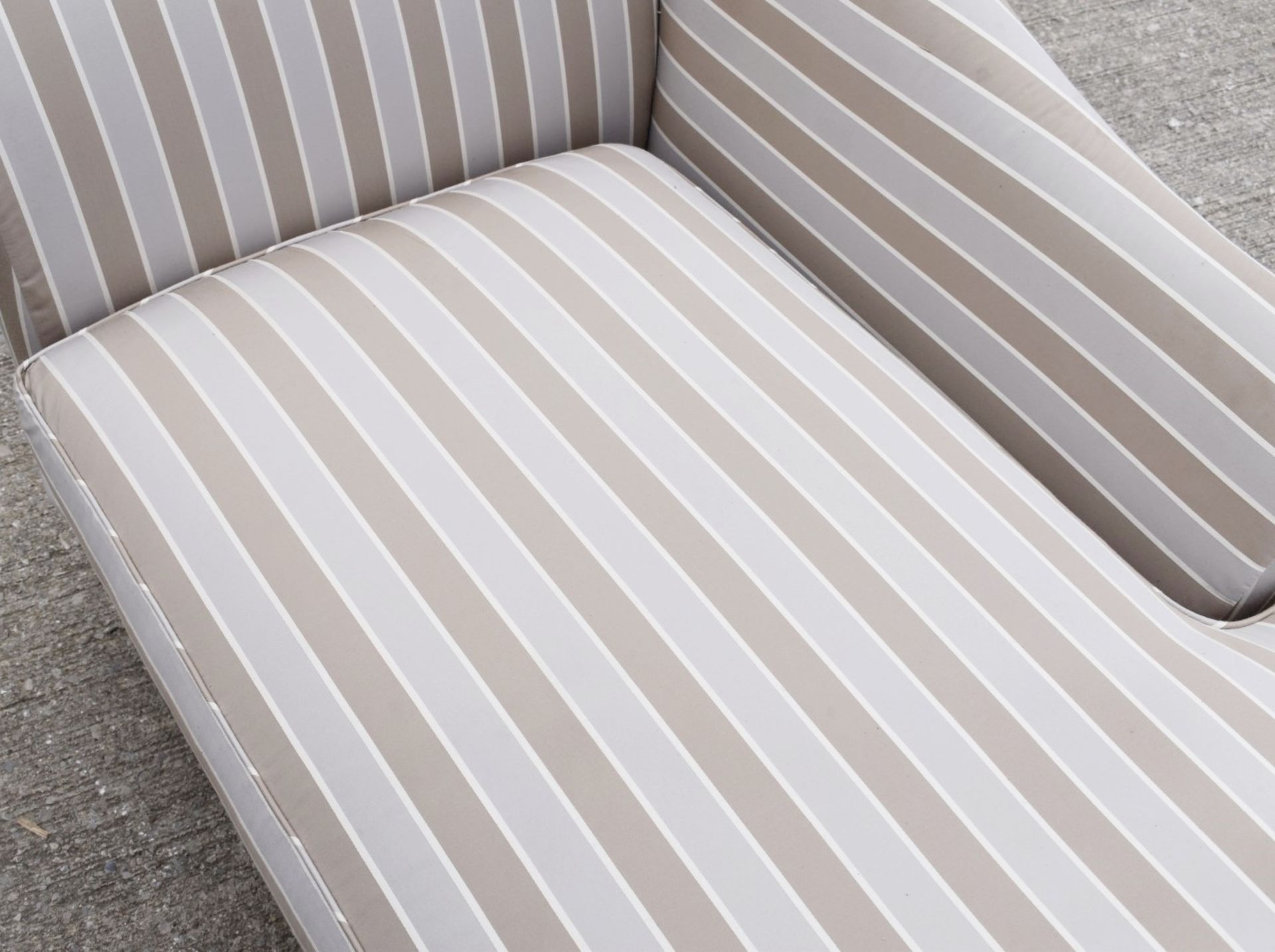 1 x Classically Styled Chaise Lounge Upholstered in a Premium Striped Fabric - Recently Procured - Image 4 of 4