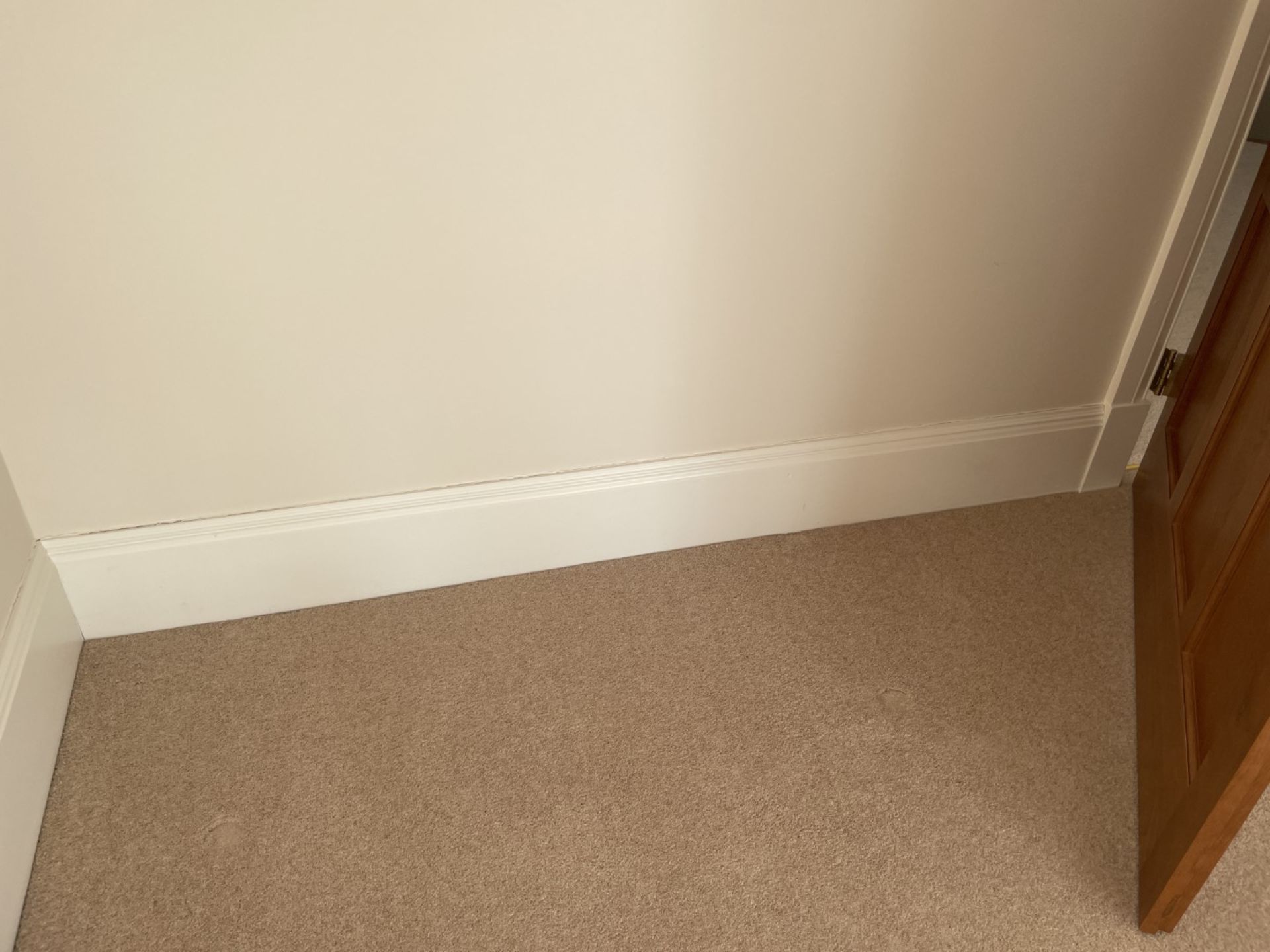 1 x Approximately 22-Metres of Painted Timber Wooden Skirting Boards, In White - Ref: PAN224 - CL896 - Image 3 of 10