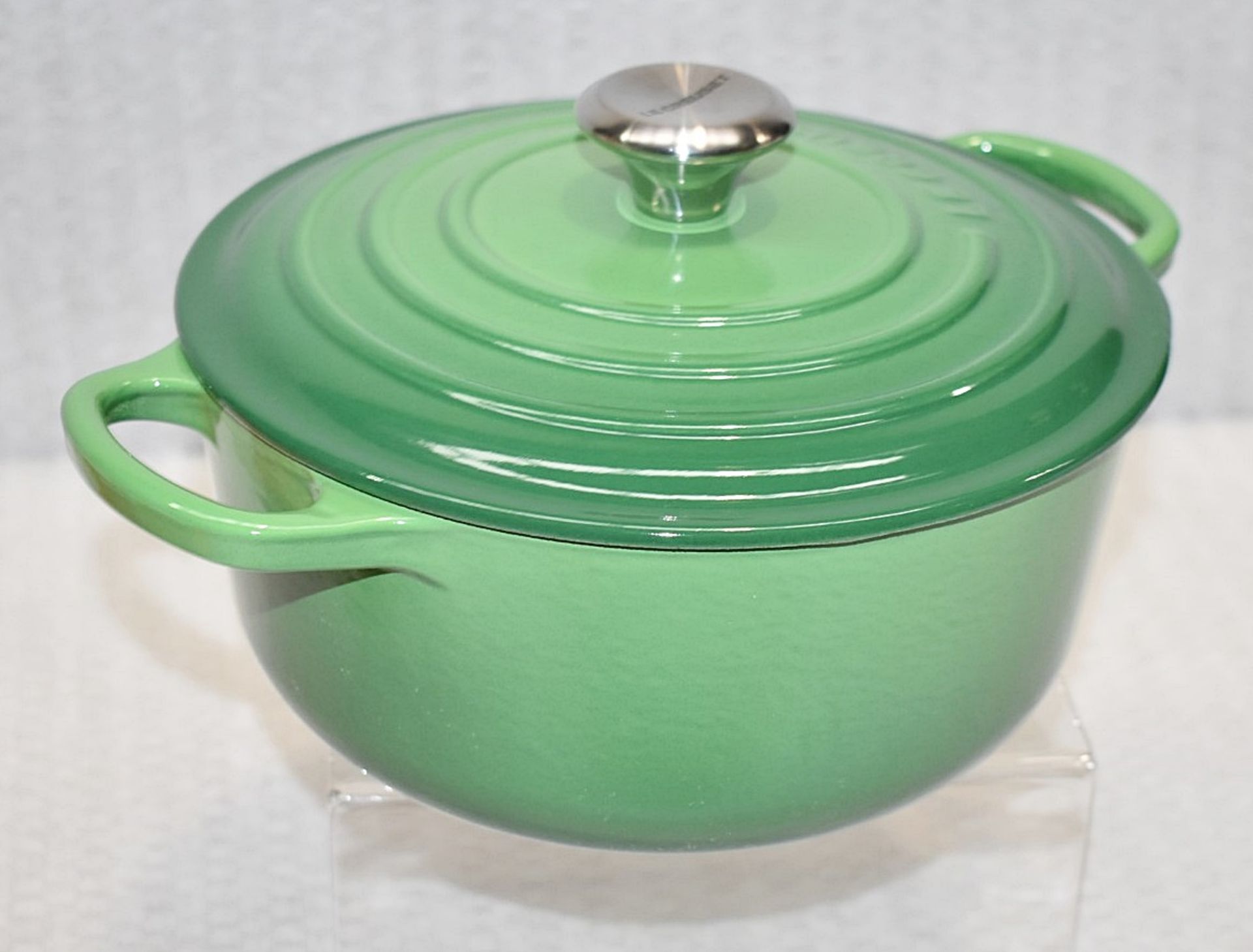 1 x LE CREUSET Enamelled Cast Iron Round Casserole Dish in Bamboo Green (20cm) - RRP £215.00 - Image 3 of 16