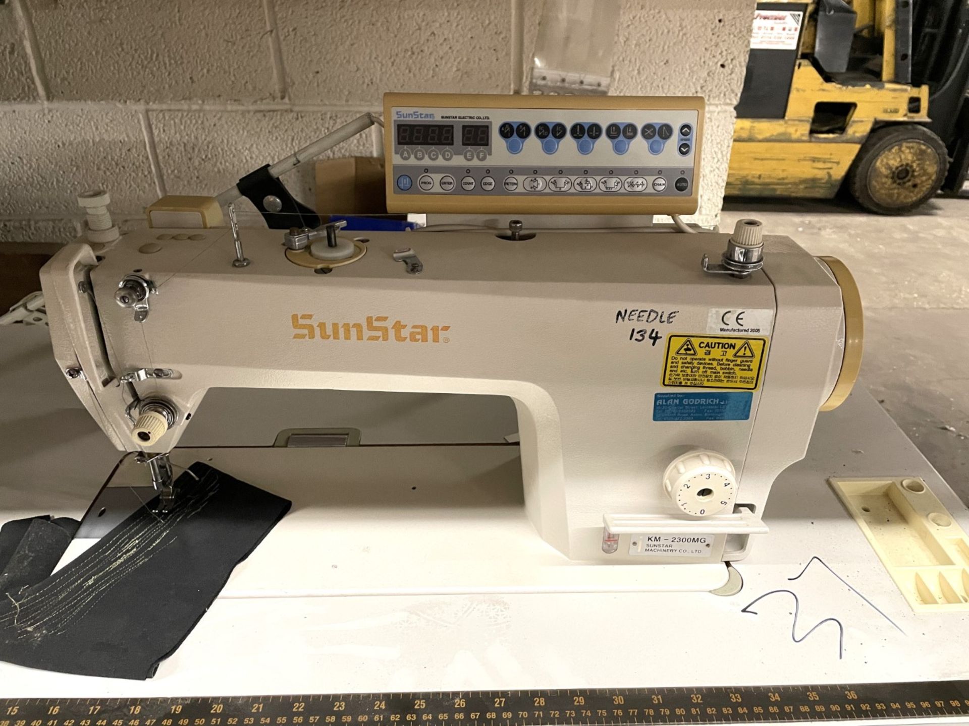 1 x SunStar KM-2300MG Industrial Single Needle Lockstitch Sewing Machine With Table - Image 3 of 11