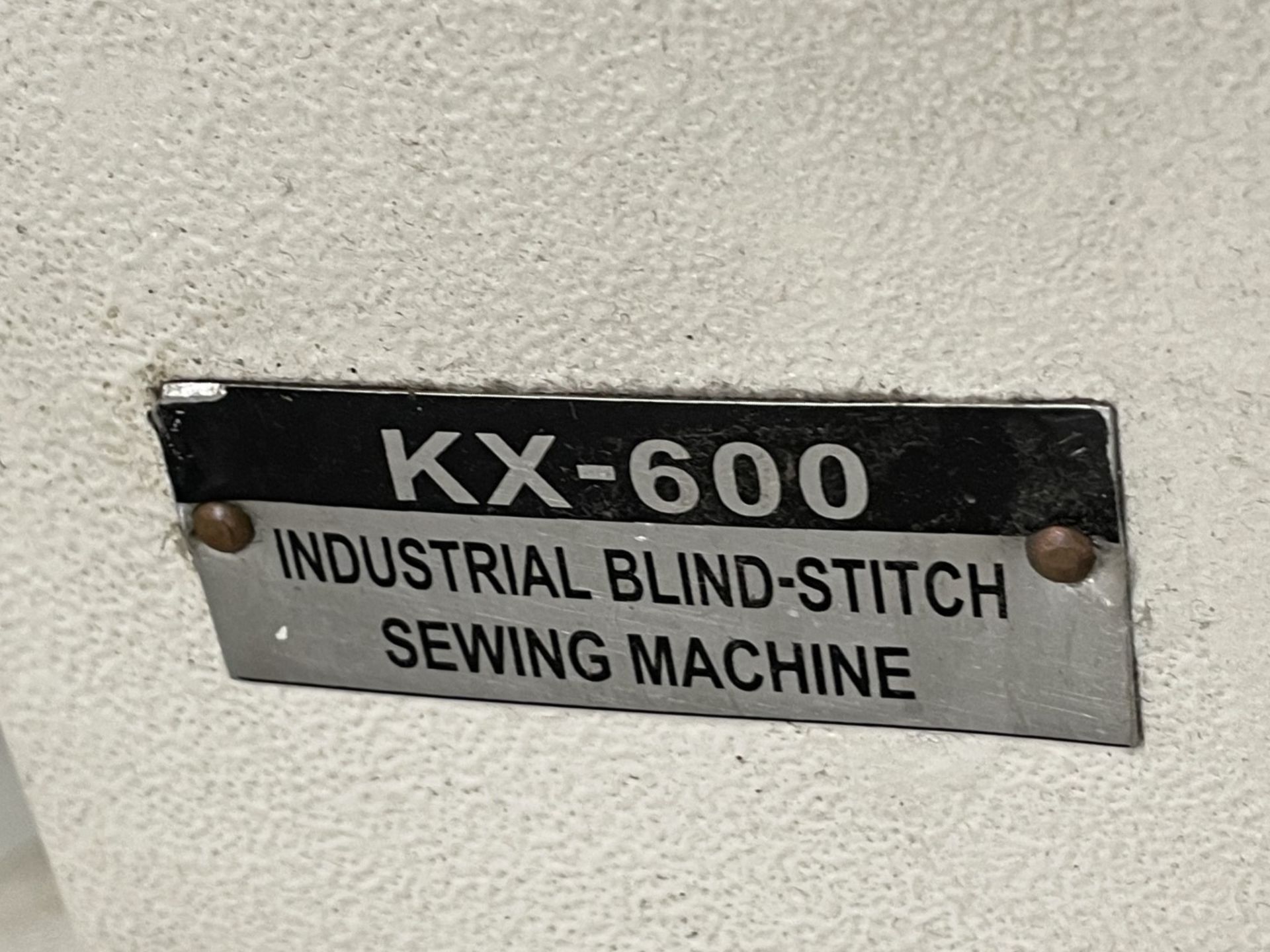 1 x Siruba KX-600 Industrial Blind Stitch Sewing Machine With Table - Image 3 of 13