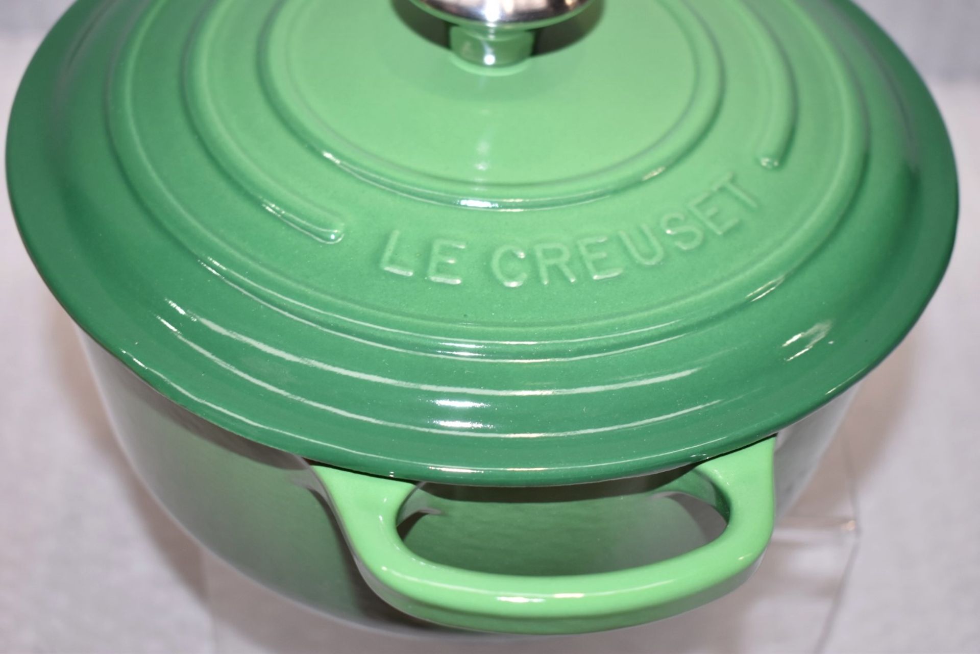 1 x LE CREUSET Enamelled Cast Iron Round Casserole Dish in Bamboo Green (20cm) - RRP £215.00 - Image 11 of 16