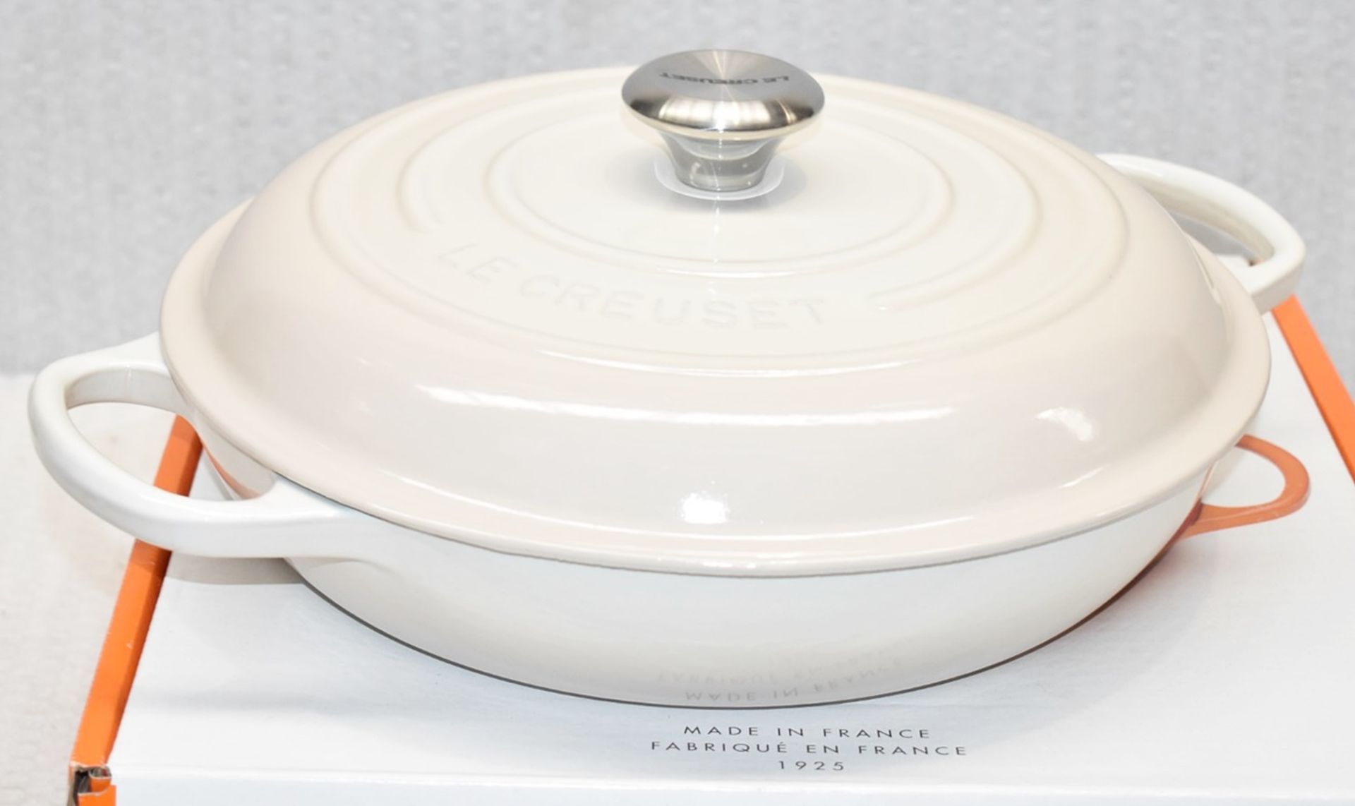 1 x LE CRESEUT Enamelled Signature Cast Iron 30cm Shallow Casserole Dish - Original RRP £270.00 - Image 9 of 13