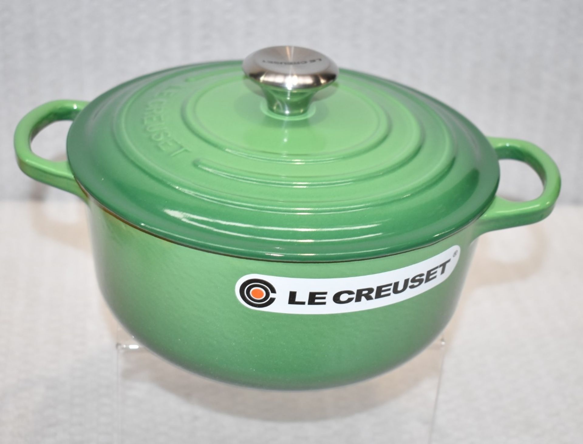 1 x LE CREUSET Enamelled Cast Iron Round Casserole Dish in Bamboo Green (20cm) - RRP £215.00 - Image 7 of 16