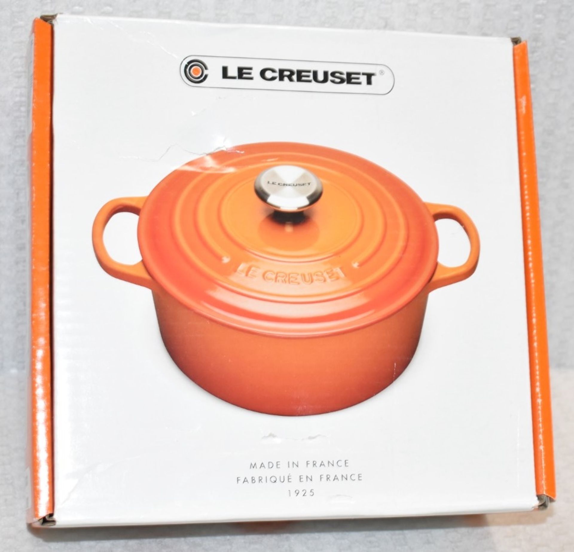 1 x LE CREUSET Enamelled Cast Iron Round Casserole Dish in Bamboo Green (20cm) - RRP £215.00 - Image 13 of 16