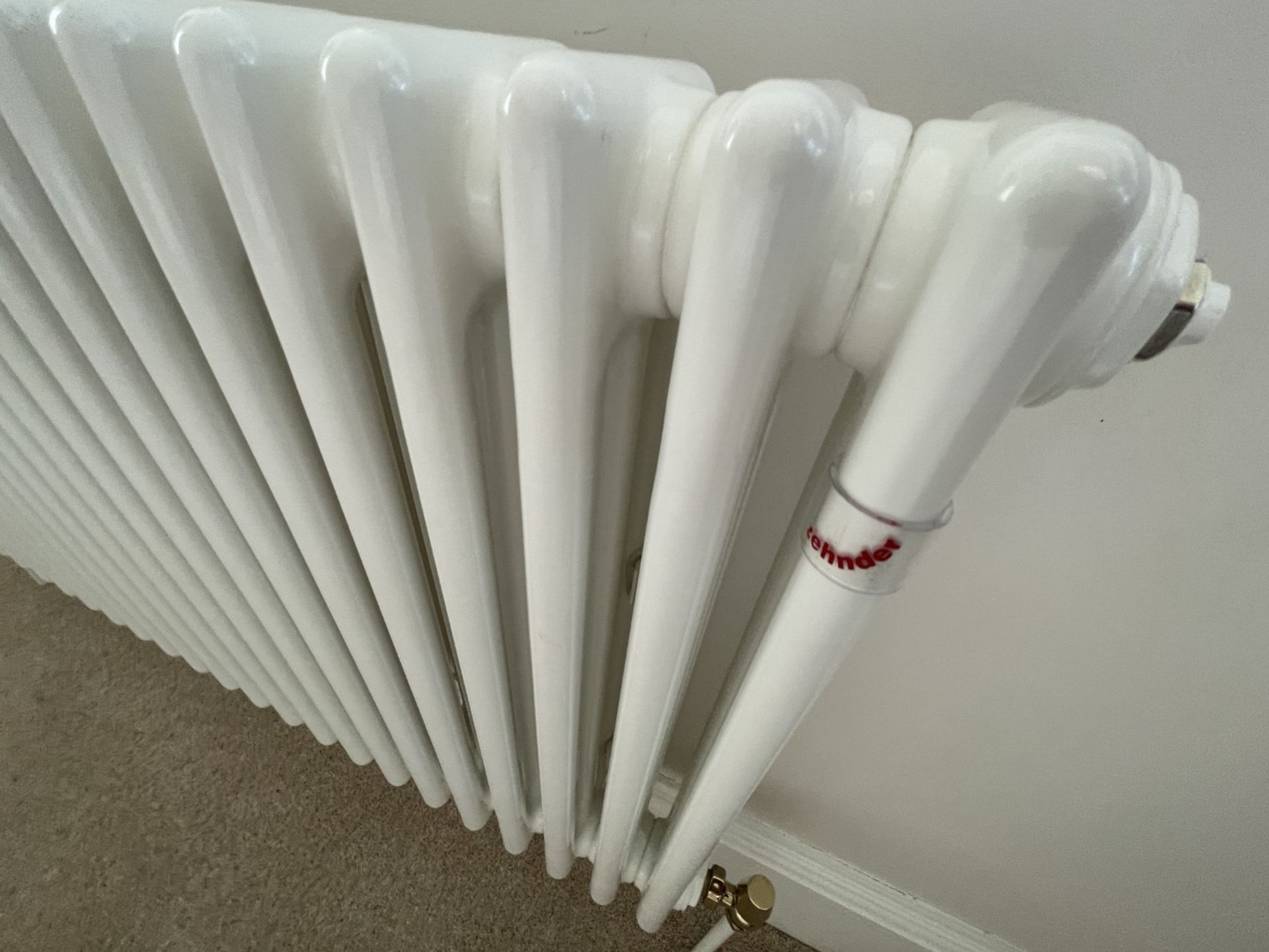 1 x ZEHNDER Traditional Tubular 3 Column Horizontal Radiator in White - Original Value £860.00 - - Image 4 of 7