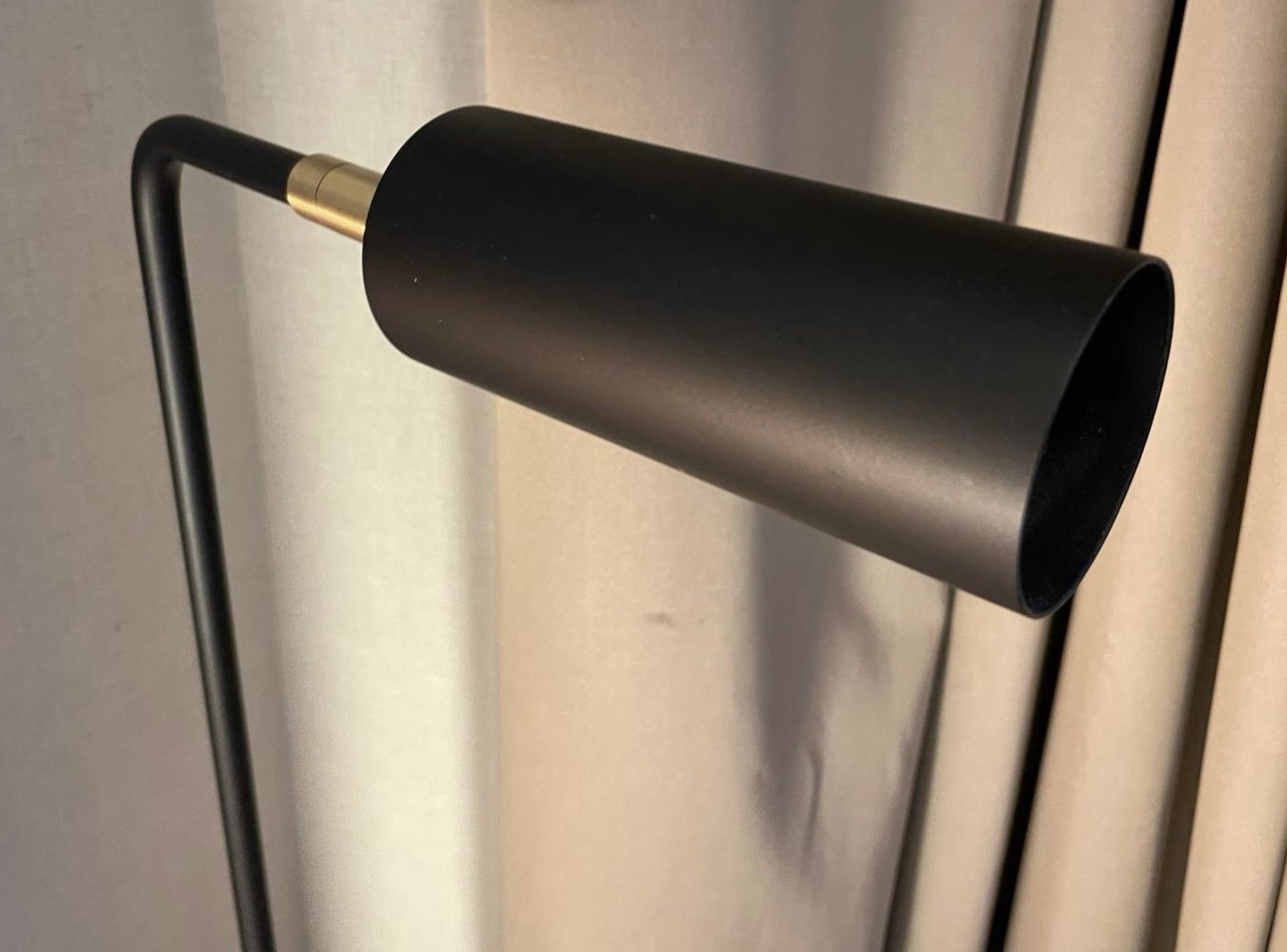1 x Contemporary Floor Standing Lamp in Black with Brass Detail, 125cm Tall - NO VAT ON THE HAMMER - Image 6 of 6