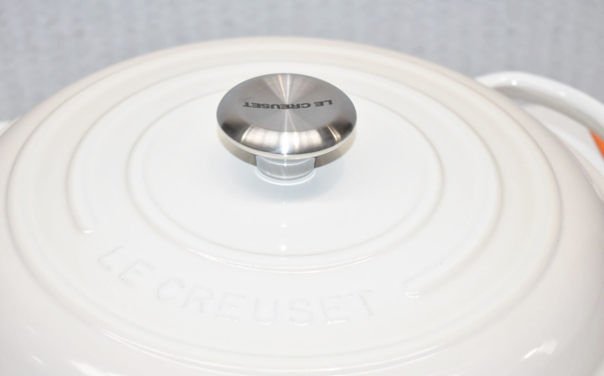1 x LE CRESEUT Enamelled Signature Cast Iron 30cm Shallow Casserole Dish - Original RRP £270.00 - Image 6 of 13