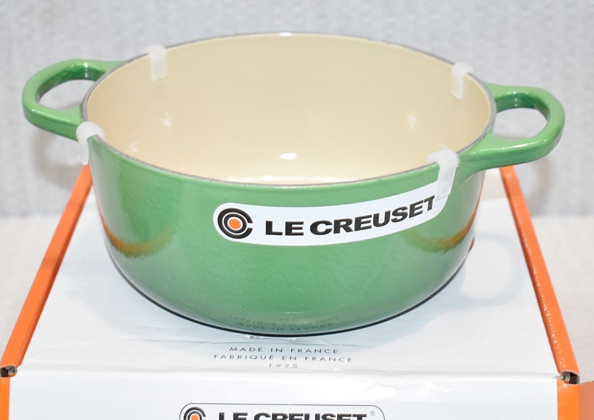 1 x LE CREUSET Enamelled Cast Iron Round Casserole Dish in Bamboo Green (20cm) - RRP £215.00 - Image 16 of 16