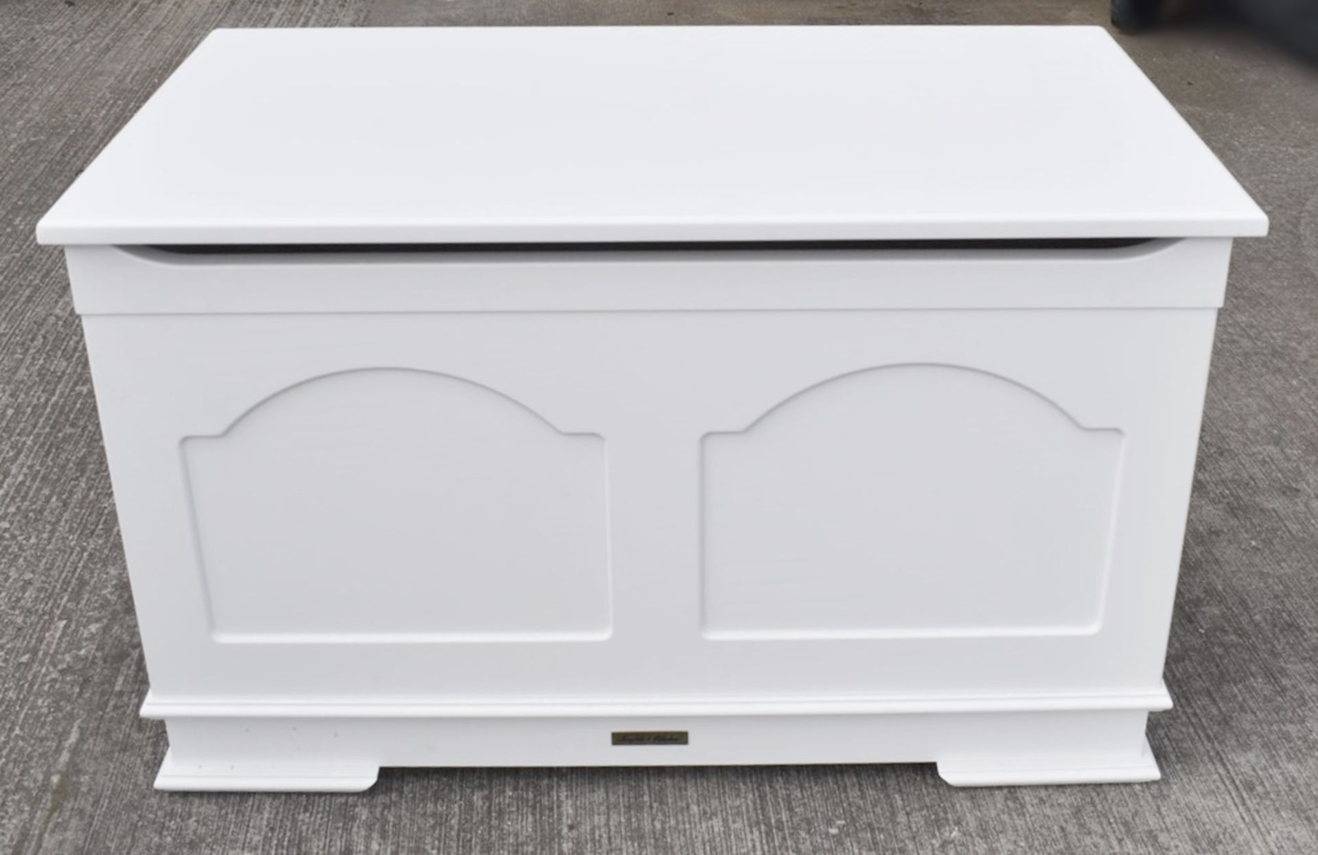 1 x Large 'Théophile & Patachou' Traditional-style Wooden Toy Box in White  - Ex-Display