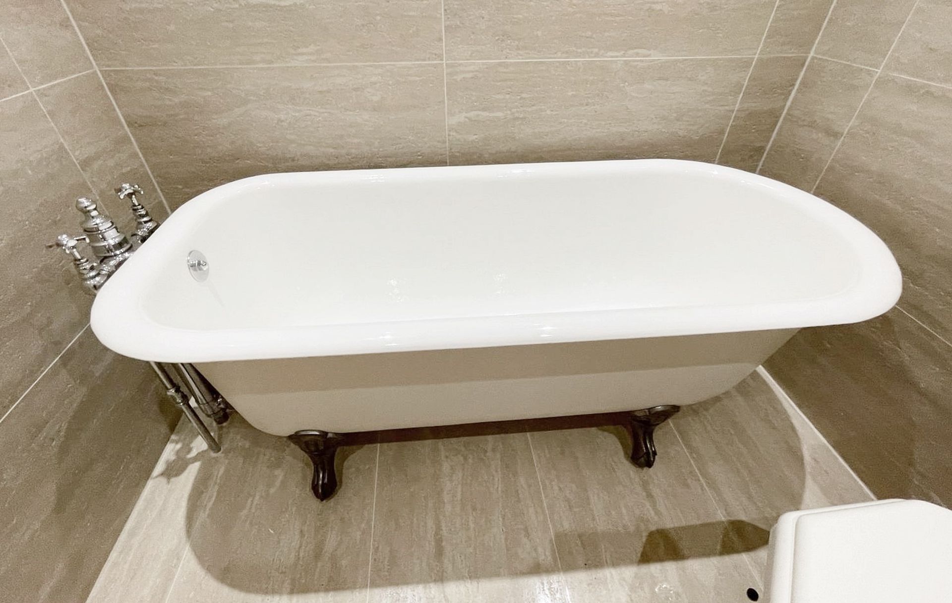 1 x Luxurious Cast Iron Roll Top Bath with Claw & Ball Feet and Vidage Branded Tap - Image 8 of 22