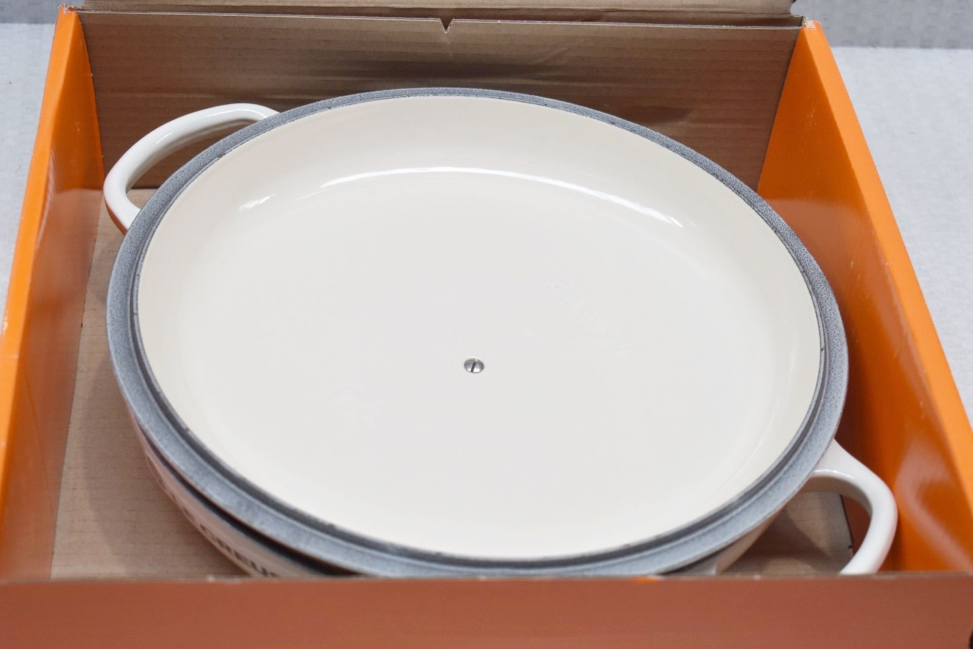 1 x LE CRESEUT Enamelled Signature Cast Iron 30cm Shallow Casserole Dish - Original RRP £270.00 - Image 5 of 13