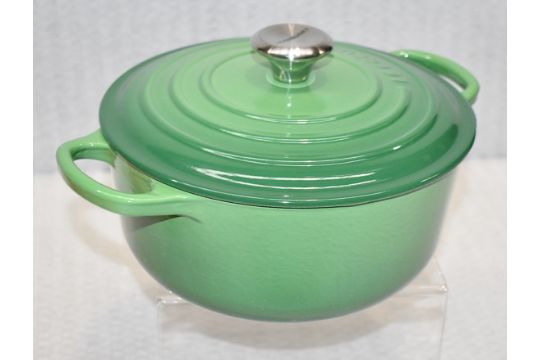 1 x LE CREUSET Enamelled Cast Iron Round Casserole Dish in Bamboo Green (20cm) - RRP £215.00 - Image 8 of 16