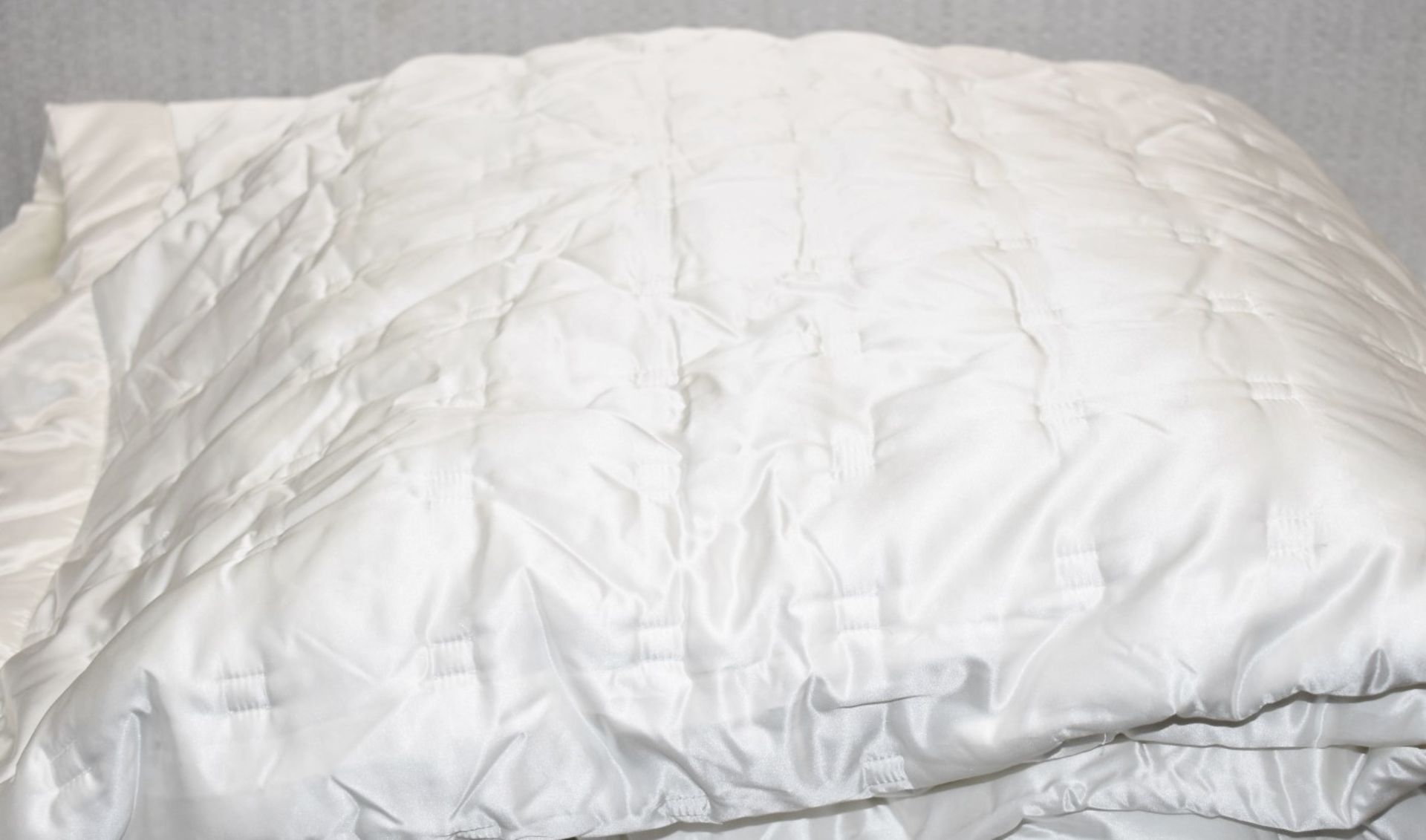 1 x GINGERLILY 'Windsor' Luxury Mulberry Silk Double Bedspread, in Ivory 240cm x 240cm - RRP £655.00 - Image 2 of 6