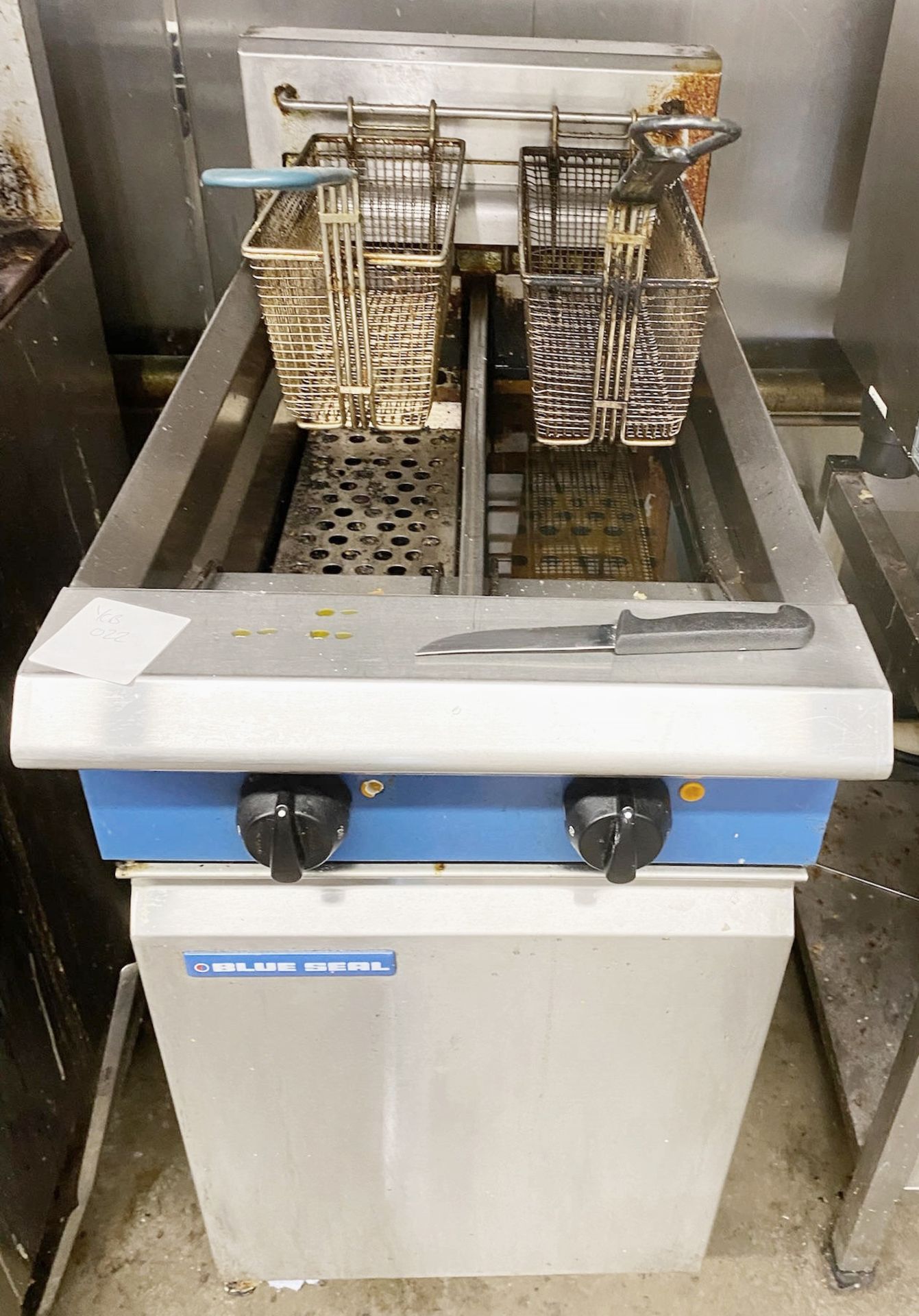 1 x Blue Seal Twin Tank Fryer With Baskets - Ref: YCB022 - CL908 - Location: Kent, ME20