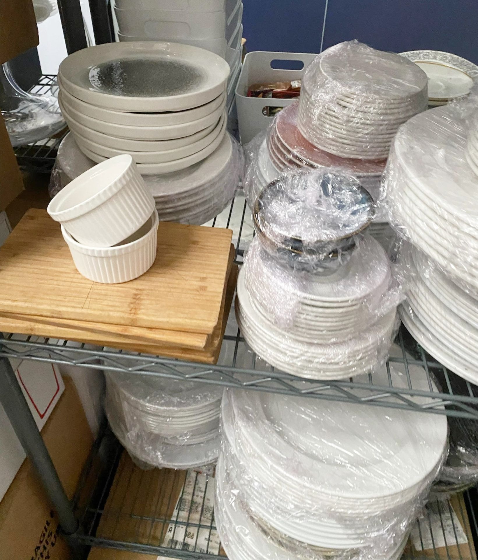 1 x Large Collection of Dinner Plates, Cake Stand, Slate Food Trays, Frying Baskets and More - Image 4 of 6