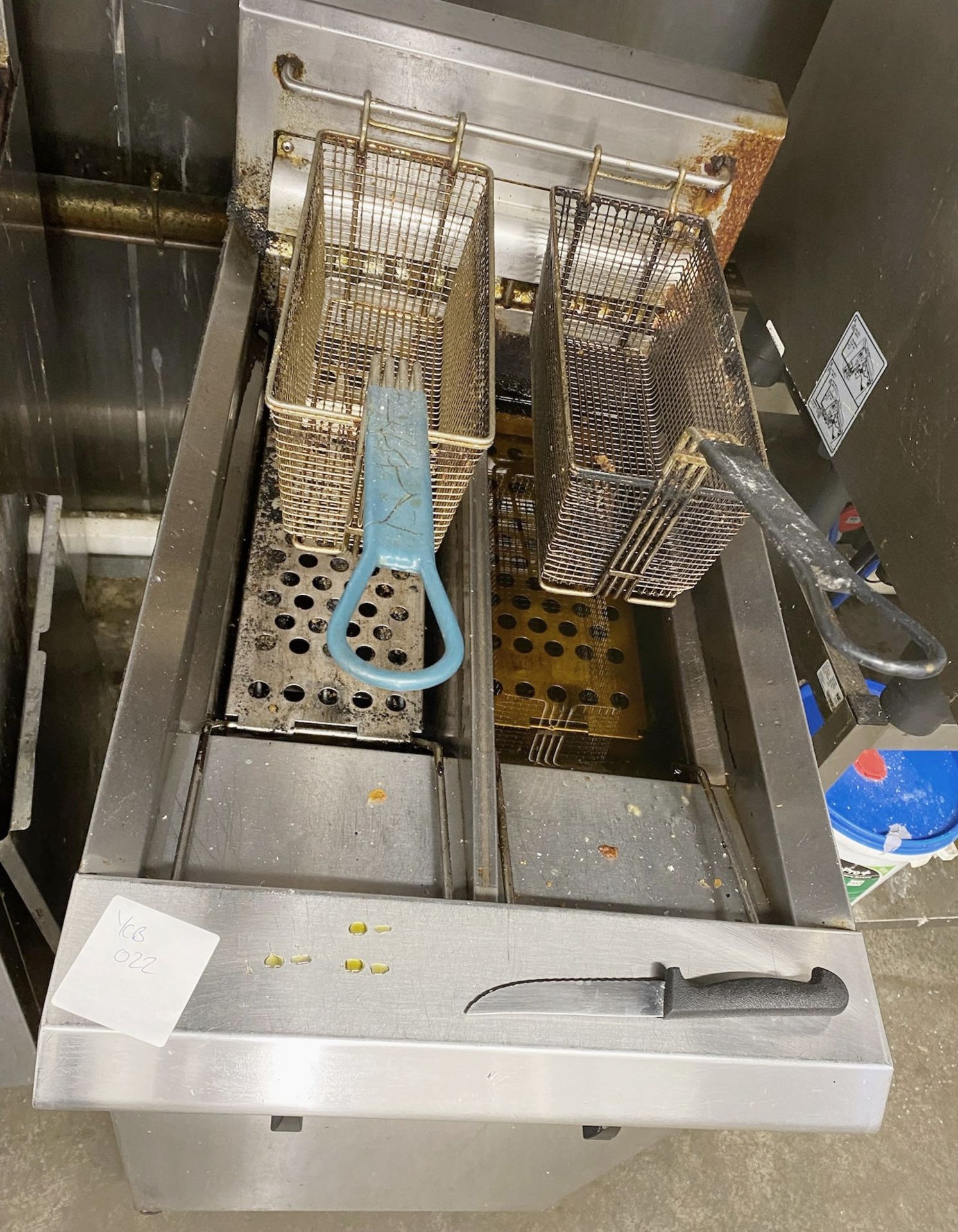 1 x Blue Seal Twin Tank Fryer With Baskets - Ref: YCB022 - CL908 - Location: Kent, ME20 - Image 2 of 3