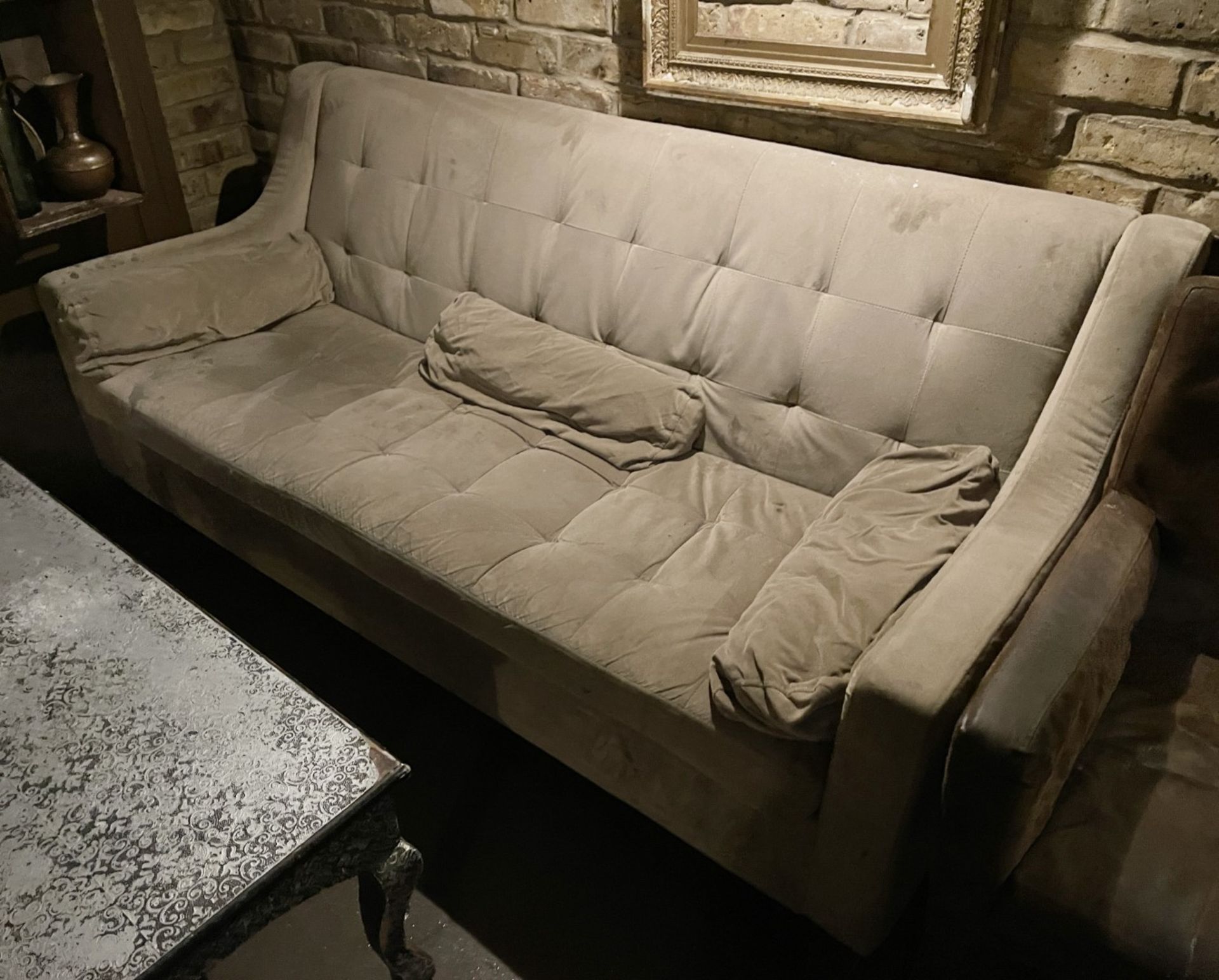 1 x Stylish Tufted Velvet Upholstered 3-Seater Sofa in a Neutral Off-white Hue - Image 6 of 8