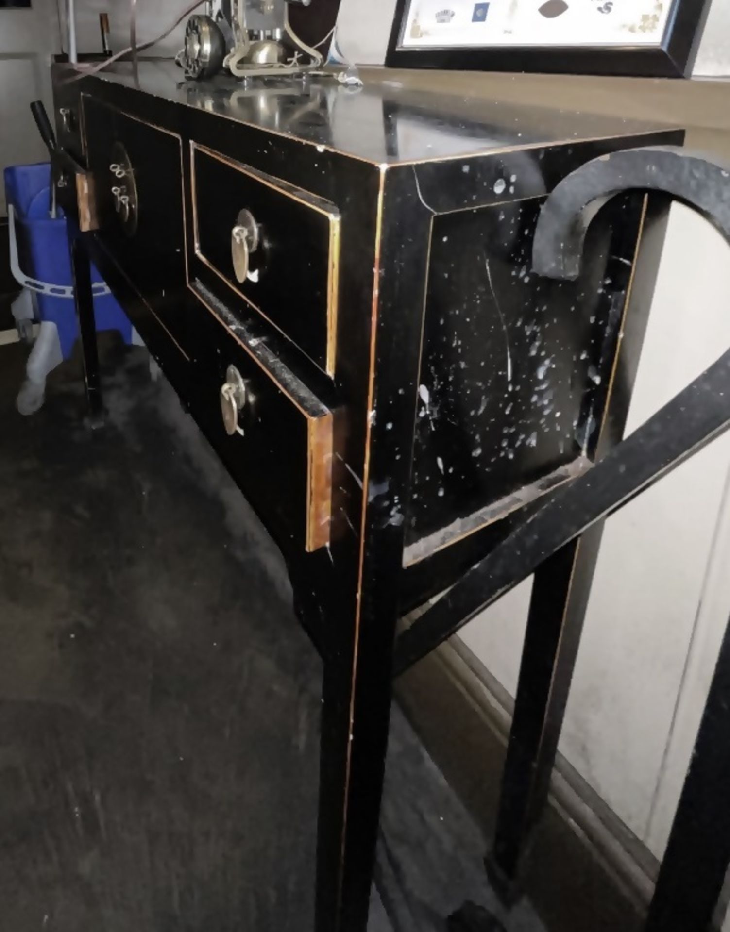 1 x Vintage-style Shanxi Inspired 2-Door 4-Drawer Hallway Consul Console Table in Black and Brass - Image 4 of 4