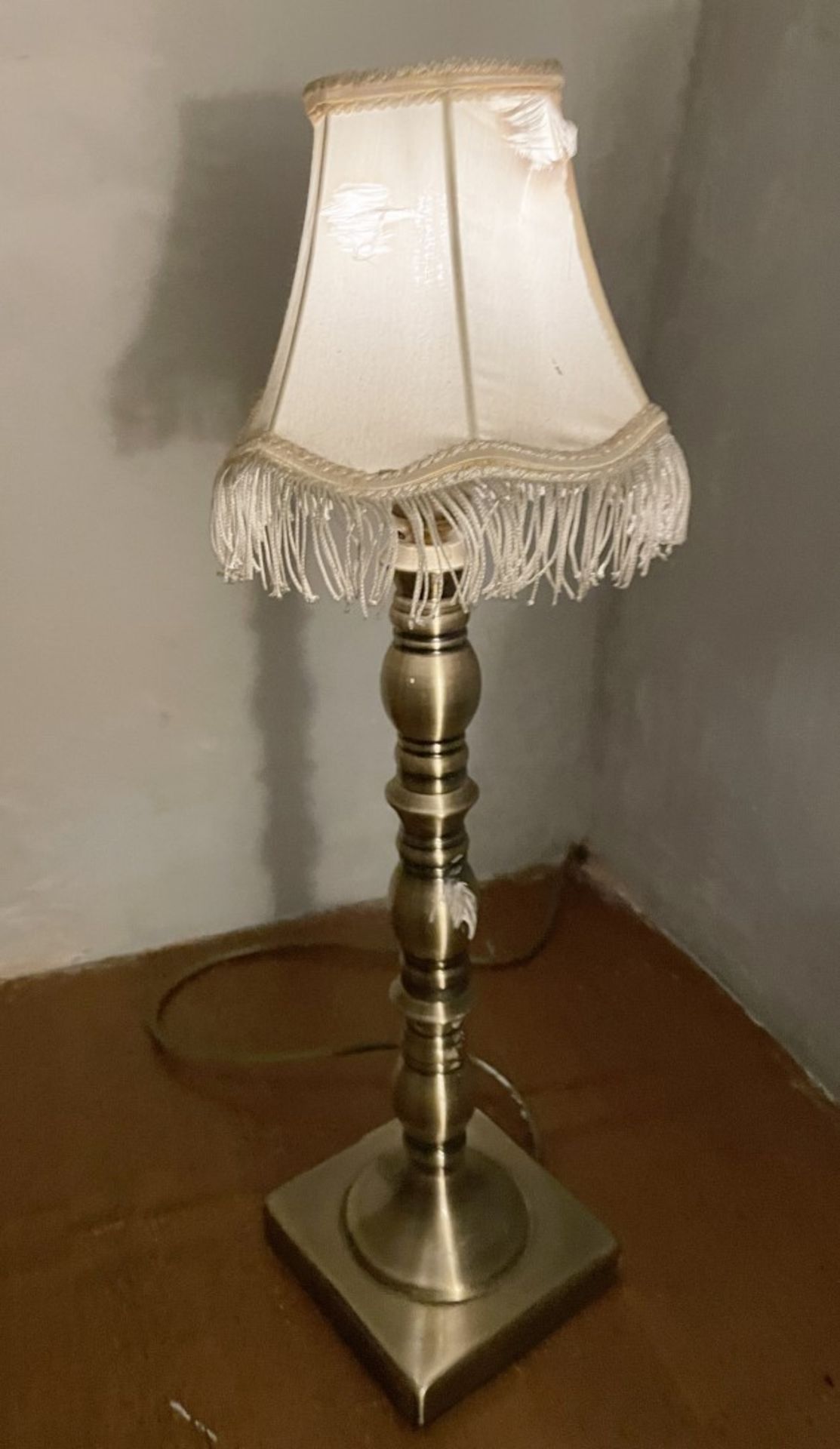 8 x Assorted Vintage-style Table Lamps with Metal Bases and a Variety of Shades - Image 4 of 6