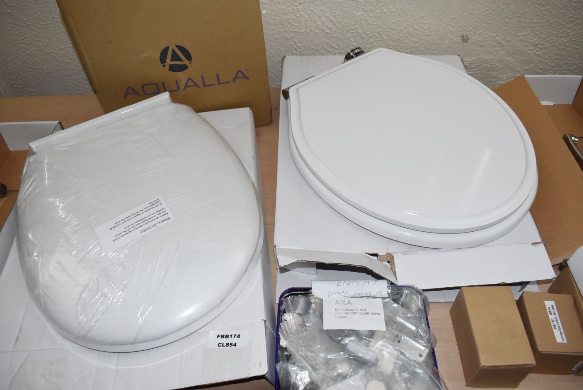 1 x Assorted Collection of Bathroom Accessories Including Toilet Seats, Brassware, Fittings - Image 3 of 10