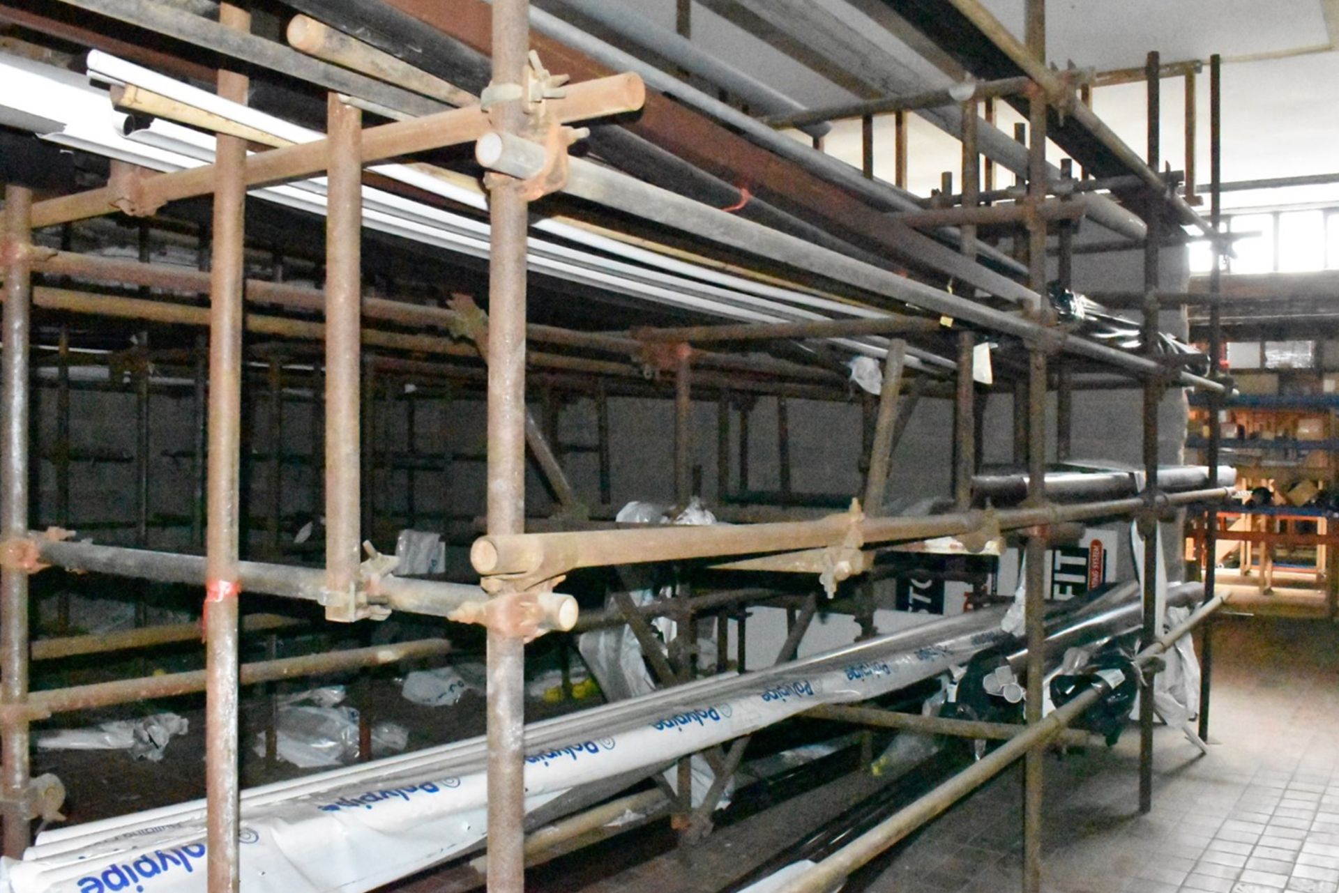 1 x Large Collection of Scaffolding and Fixtures Covering a Floor Space of Approx 13 x 13ft - Image 9 of 15