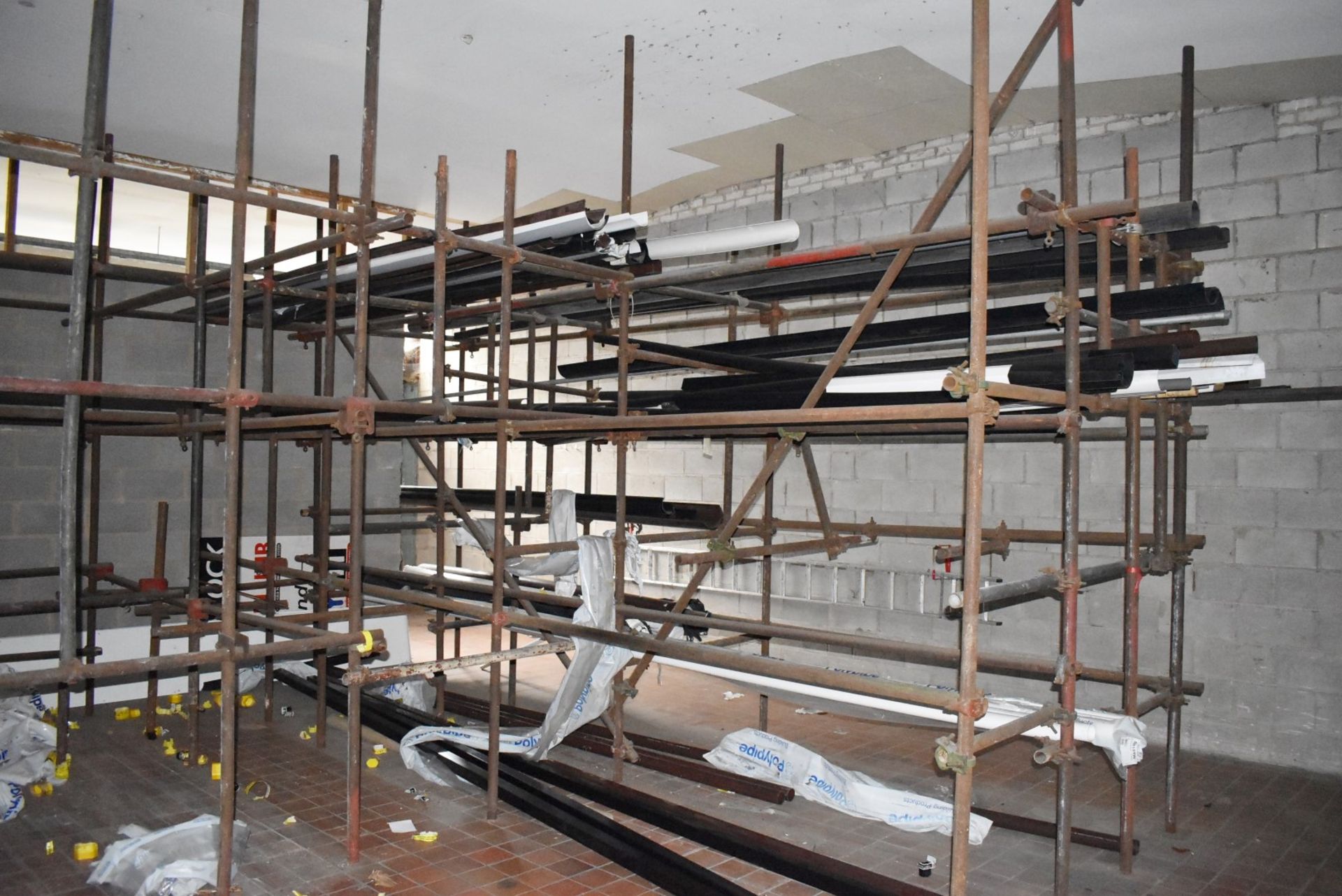 1 x Large Collection of Scaffolding and Fixtures Covering a Floor Space of Approx 13 x 13ft - Image 5 of 15