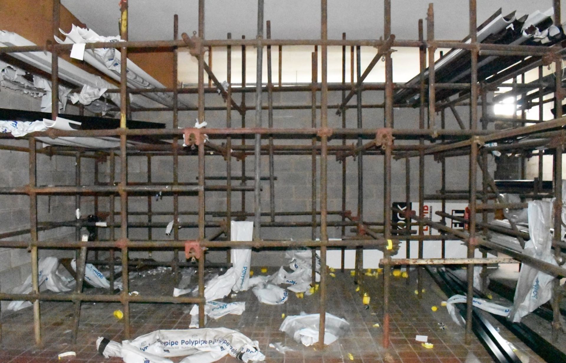 1 x Large Collection of Scaffolding and Fixtures Covering a Floor Space of Approx 13 x 13ft - Image 6 of 15