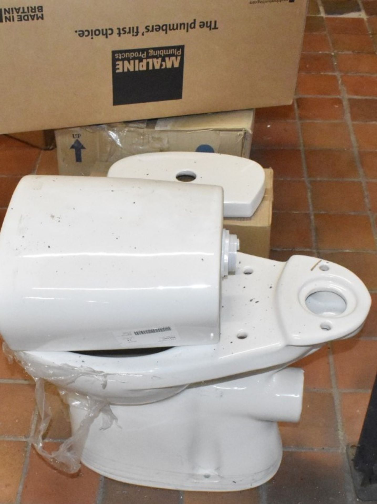 1 x Assorted Job Lot to Include 2 x Toilet Pans, 2 x Cisterns and Approx 5 x Toilet Seats - Image 2 of 13