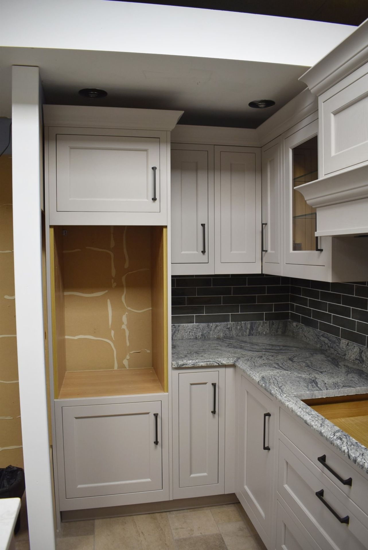 1 x LochAnna Ex Display Fitted Kitchen With Granite Worktops, Solid Wood Doors, Soft Close Drawers - Image 3 of 34