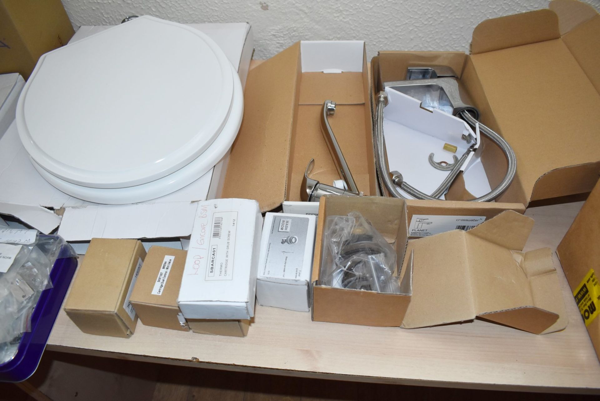 1 x Assorted Collection of Bathroom Accessories Including Toilet Seats, Brassware, Fittings - Image 6 of 10