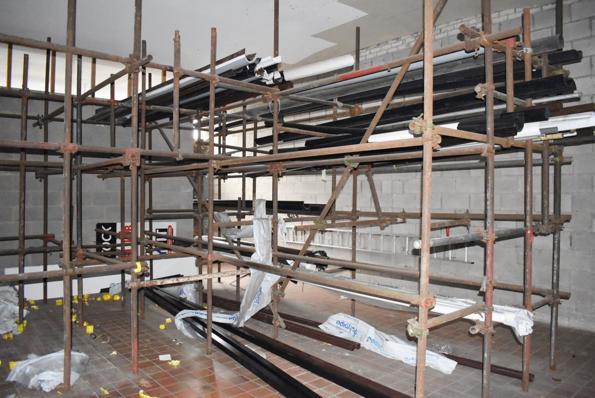 1 x Large Collection of Scaffolding and Fixtures Covering a Floor Space of Approx 13 x 13ft - Image 4 of 15