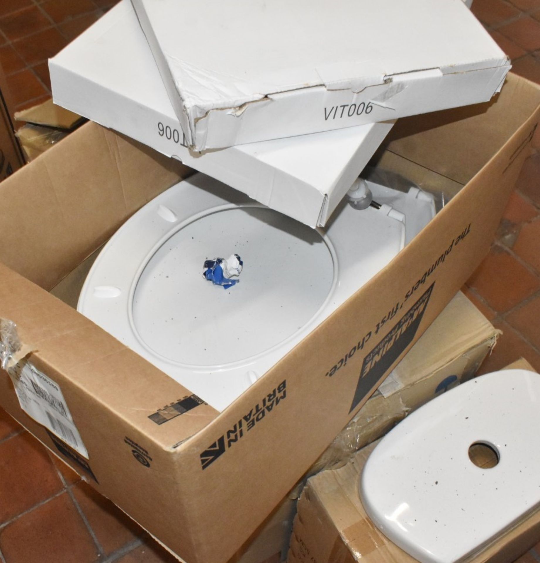 1 x Assorted Job Lot to Include 2 x Toilet Pans, 2 x Cisterns and Approx 5 x Toilet Seats - Image 4 of 13