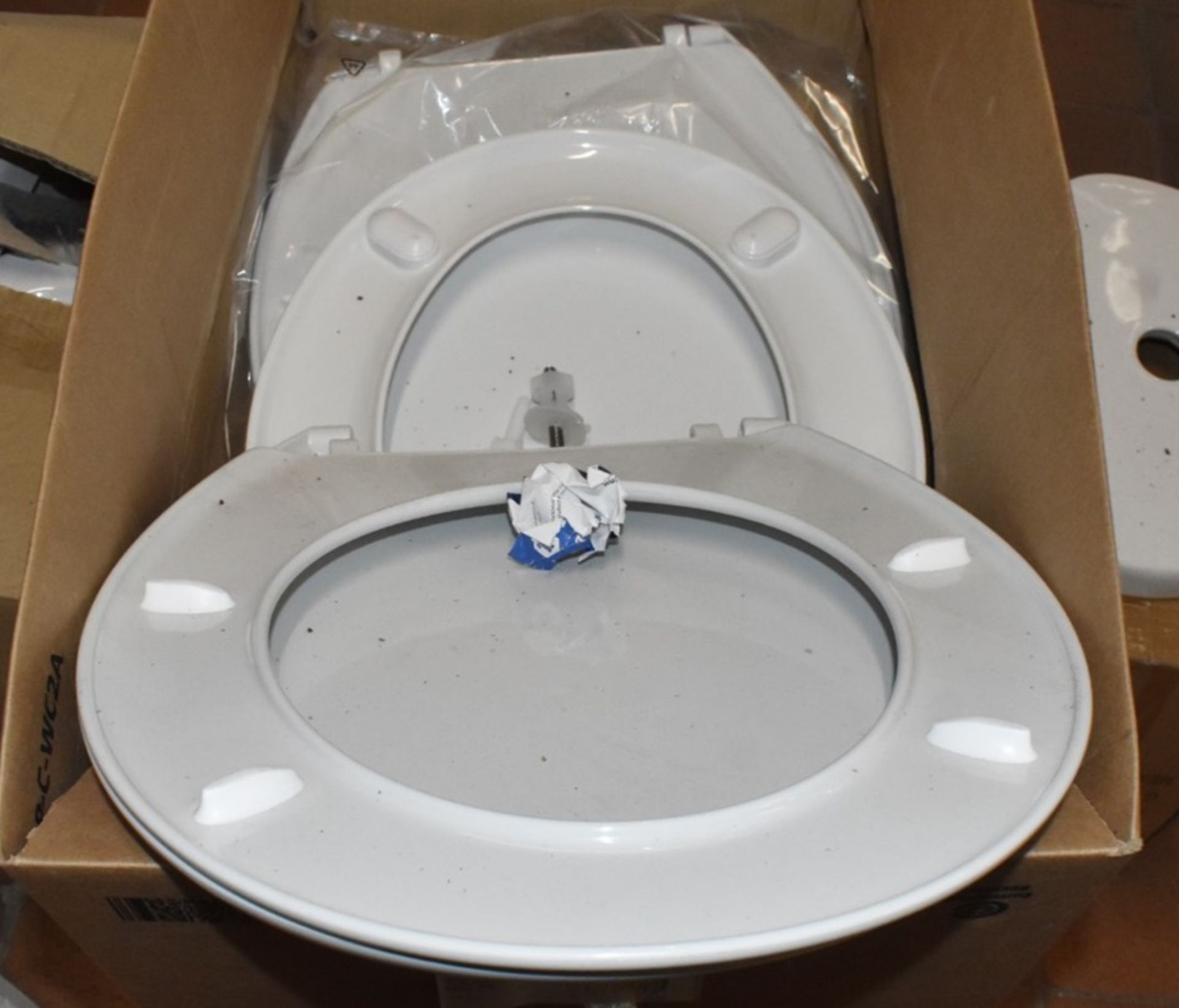 1 x Assorted Job Lot to Include 2 x Toilet Pans, 2 x Cisterns and Approx 5 x Toilet Seats - Image 8 of 13